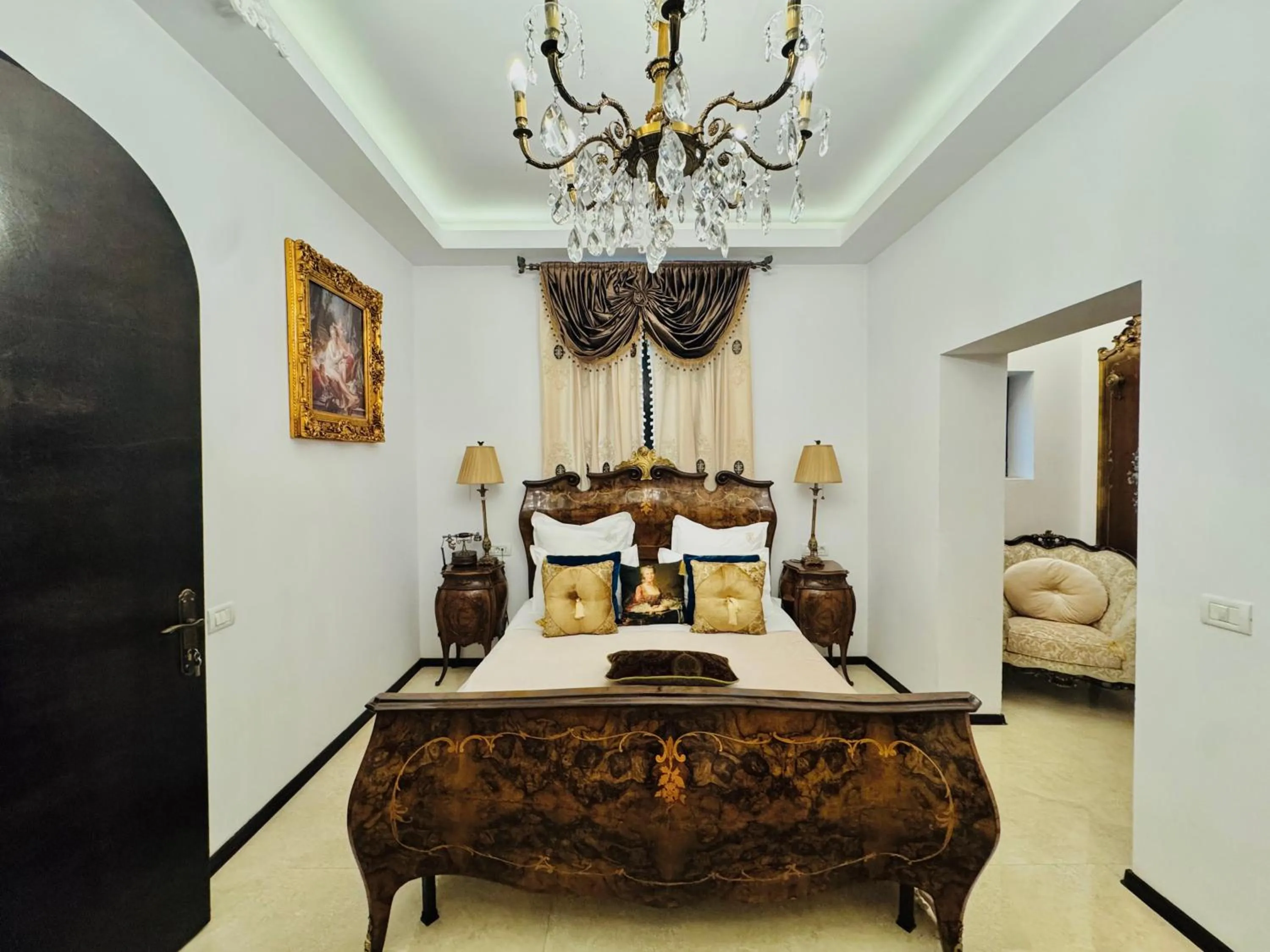 Bed in Conacul Coroanei Luxury Boutique Hotel