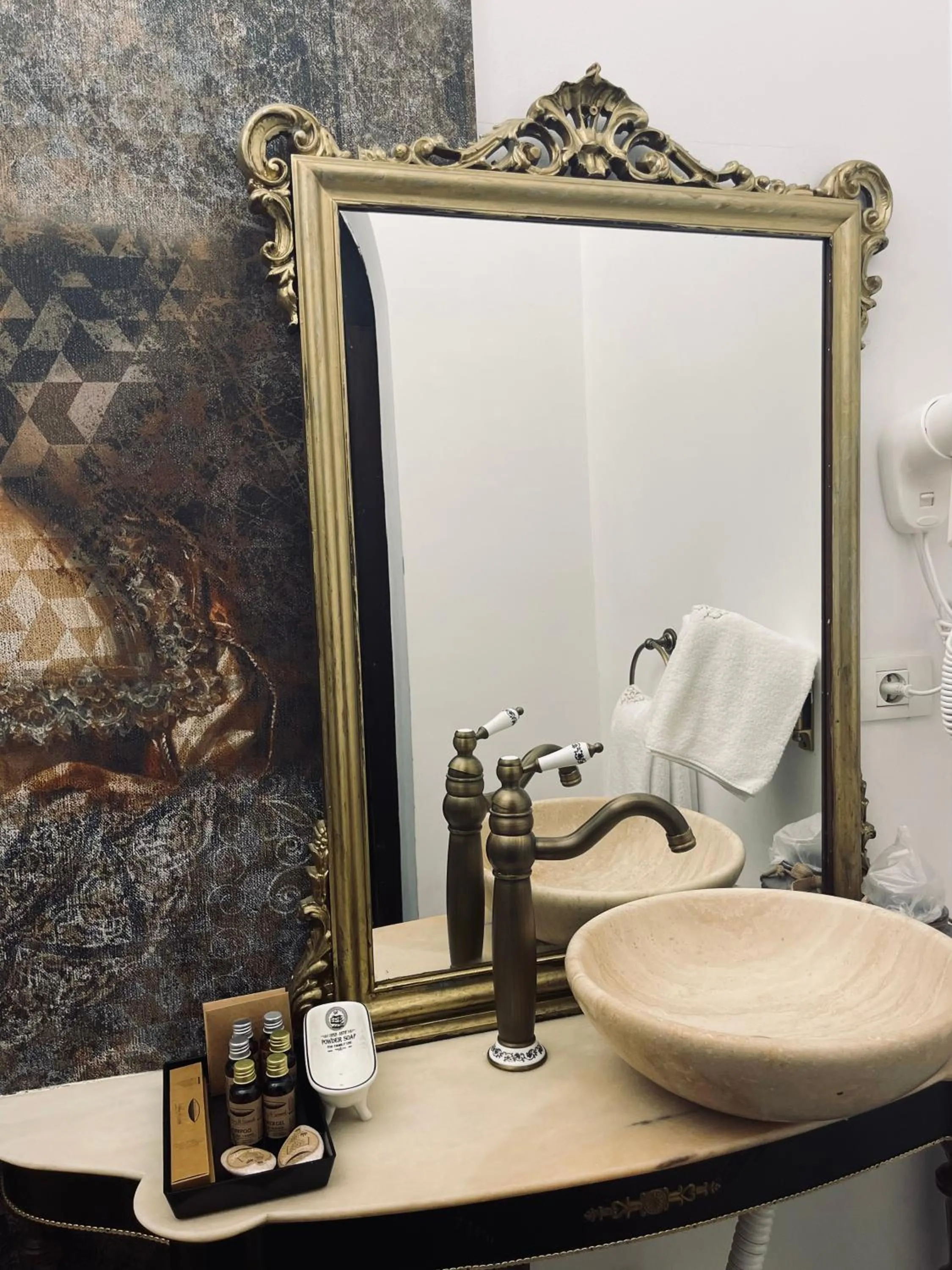 Toilet in Conacul Coroanei Luxury Boutique Hotel