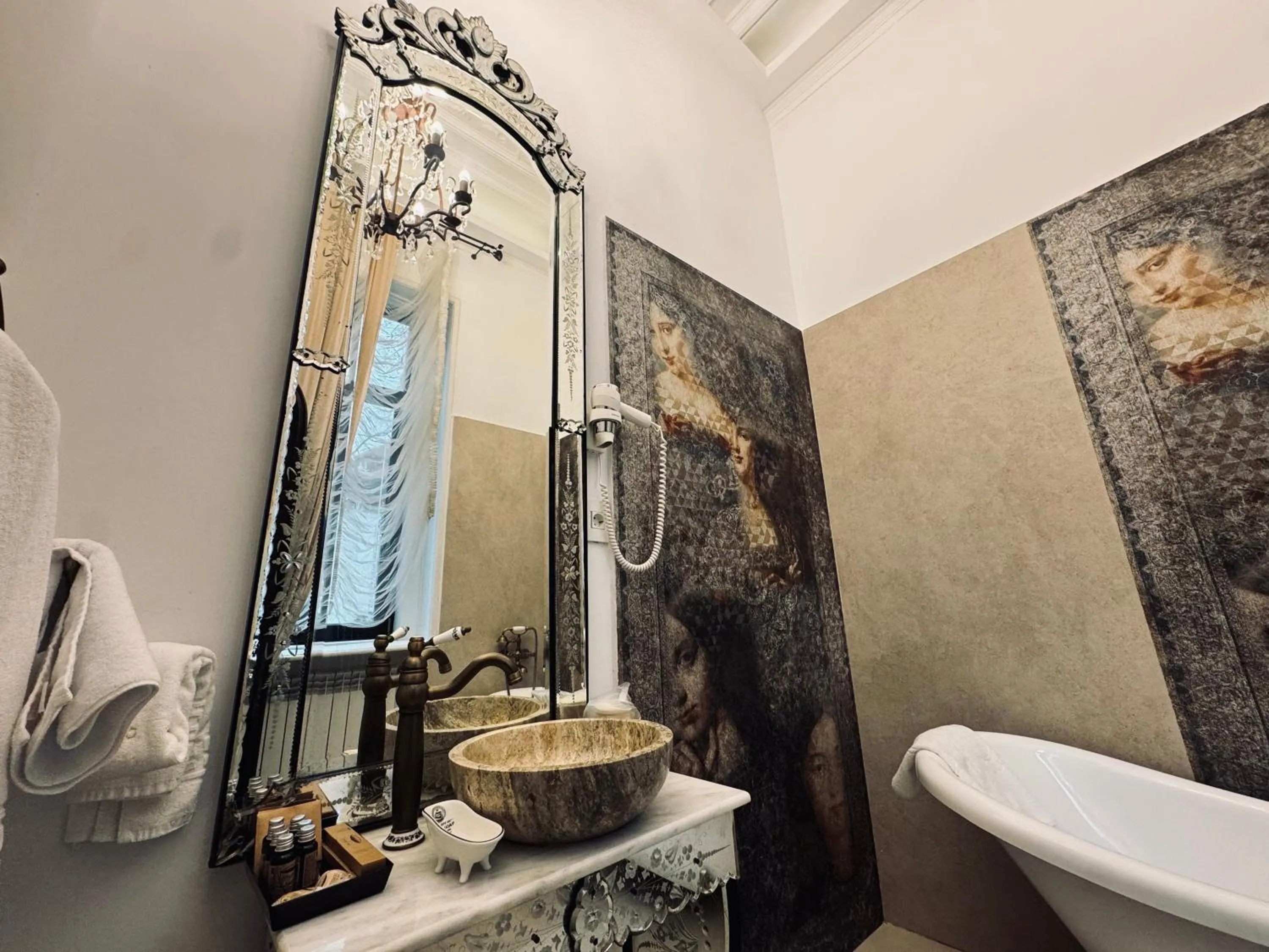 Toilet in Conacul Coroanei Luxury Boutique Hotel