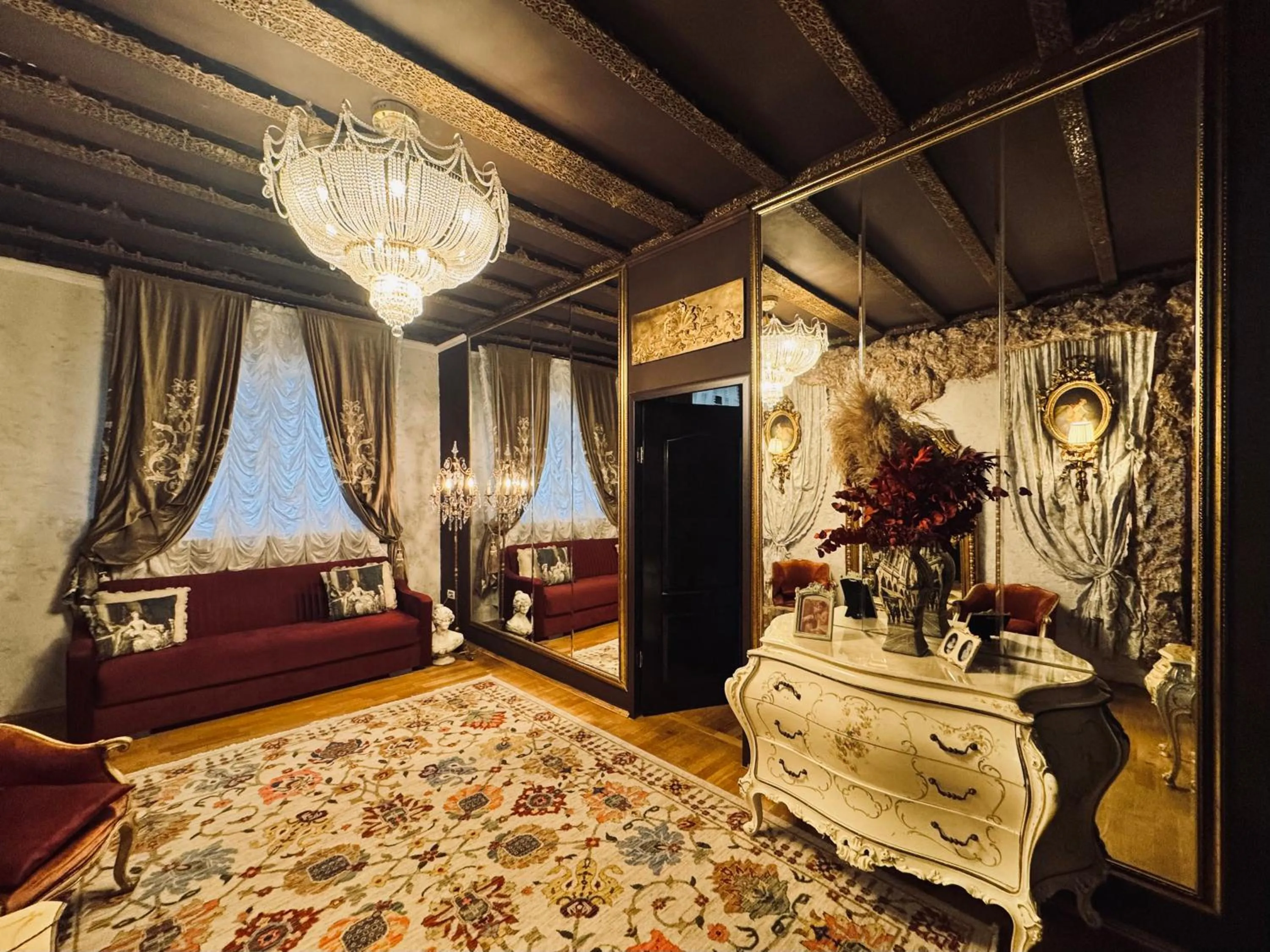 Living room, Bed in Conacul Coroanei Luxury Boutique