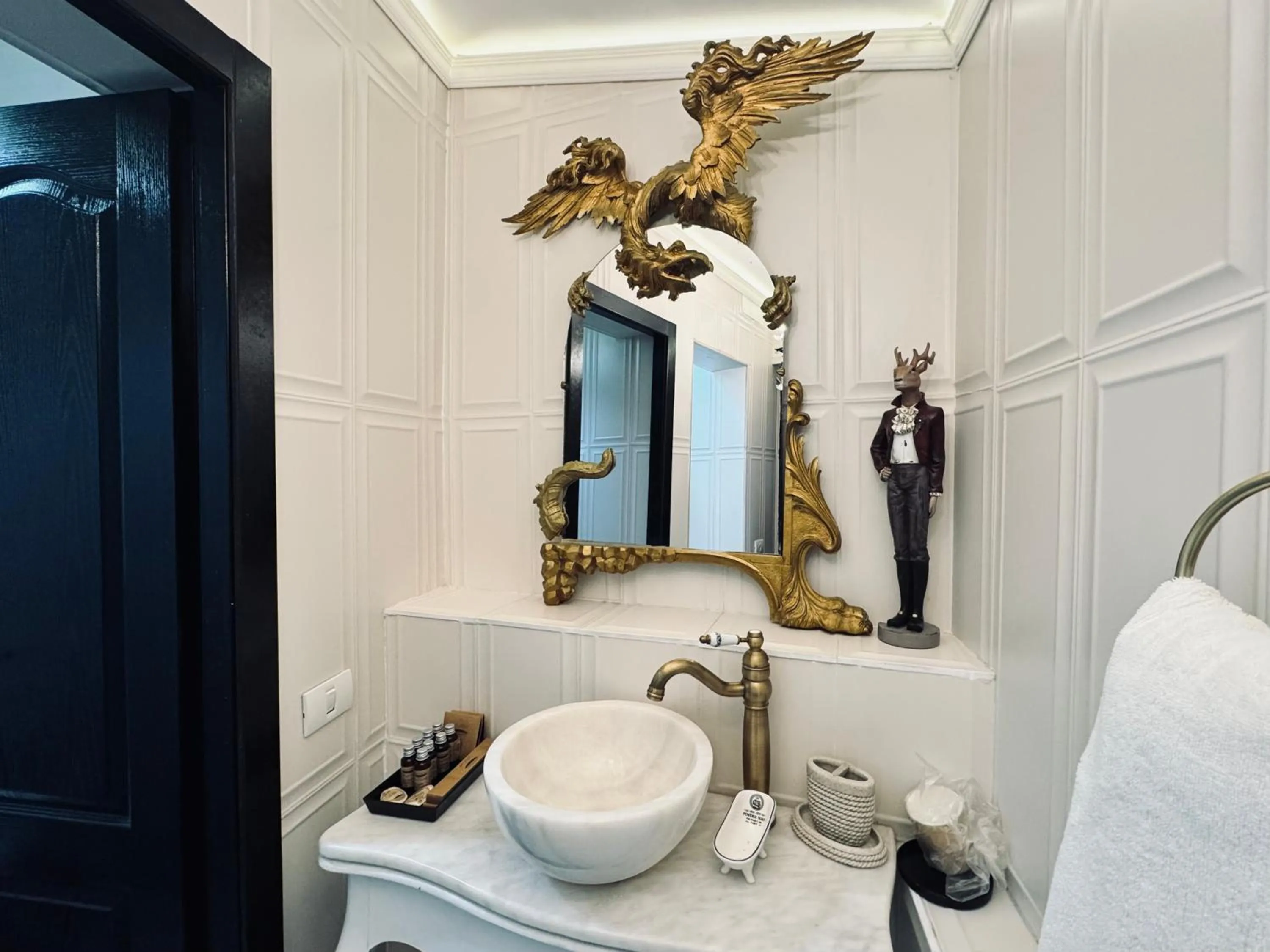 Toilet in Conacul Coroanei Luxury Boutique Hotel