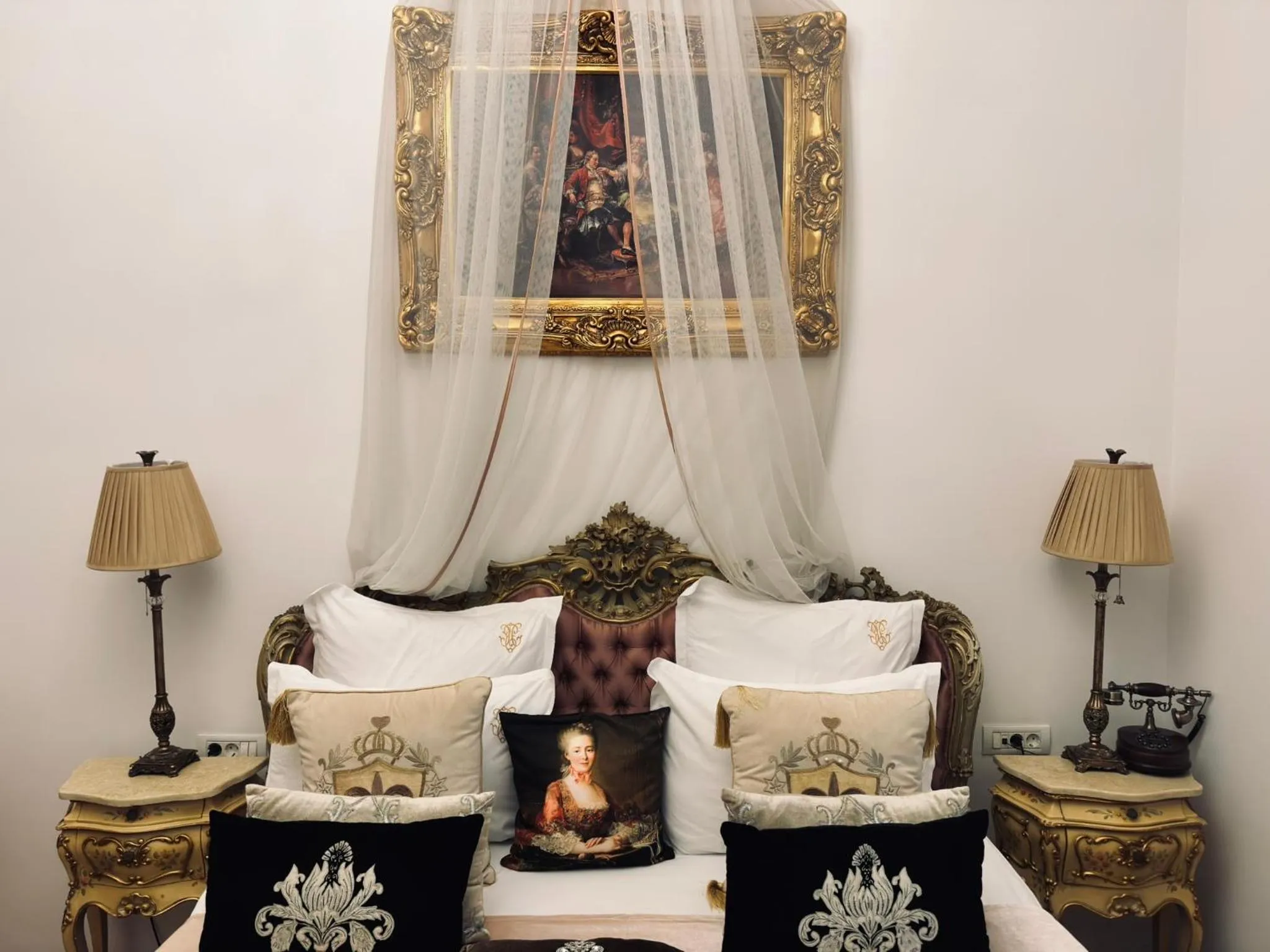 Photo of the whole room, Bed in Conacul Coroanei Luxury Boutique Hotel