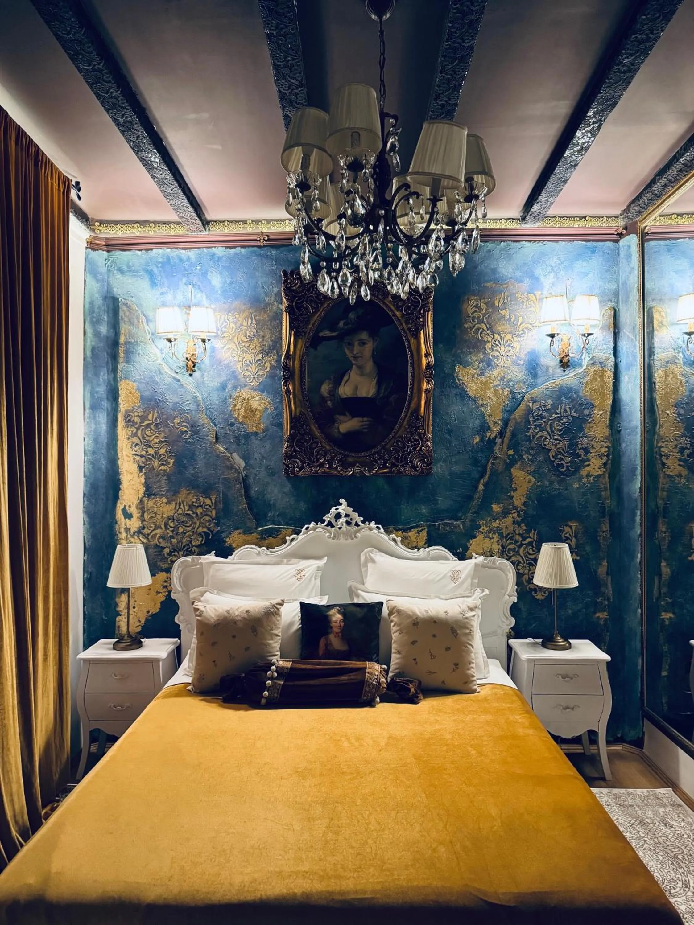 Bed in Conacul Coroanei Luxury Boutique Hotel