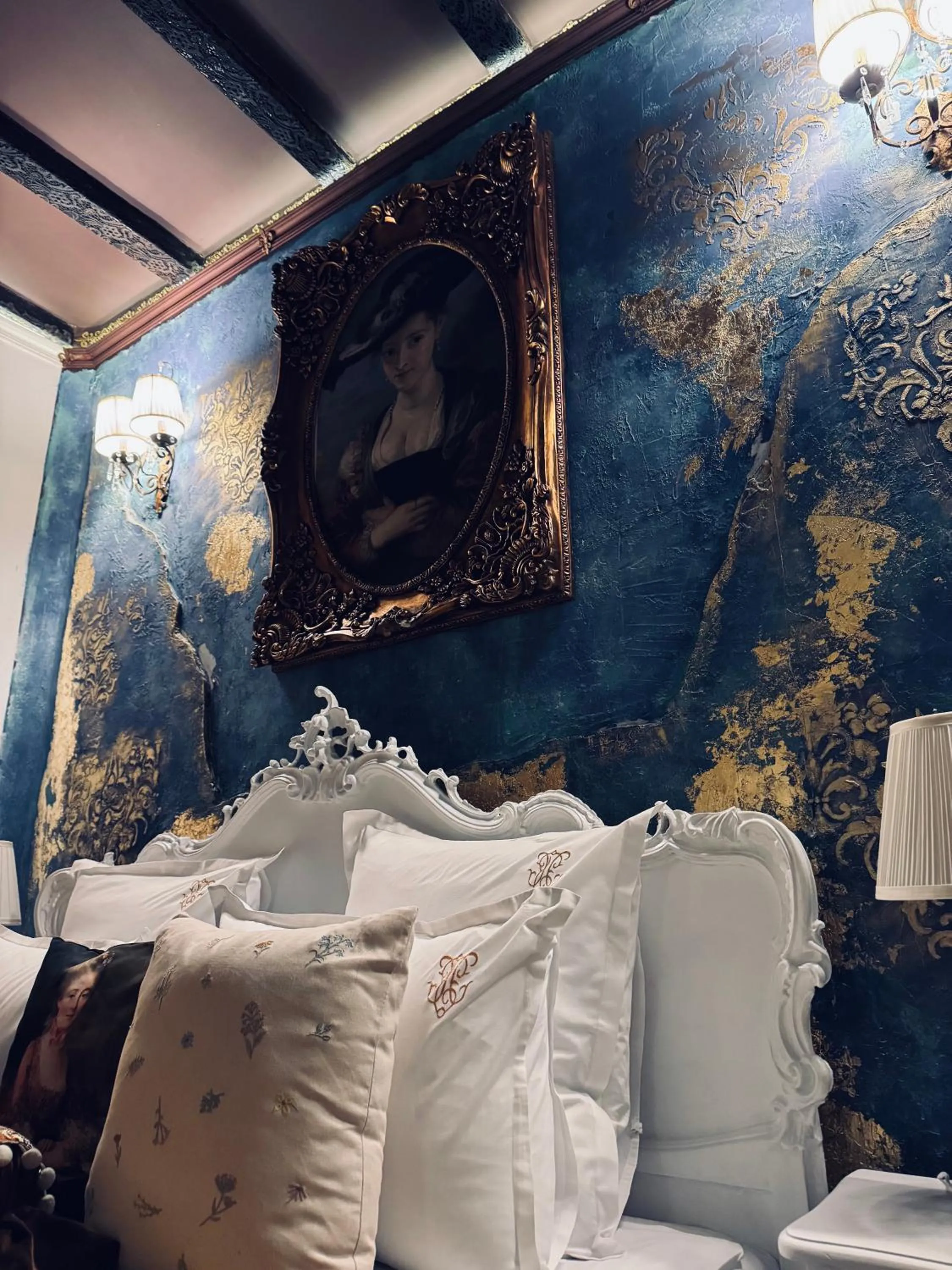 Bed in Conacul Coroanei Luxury Boutique Hotel