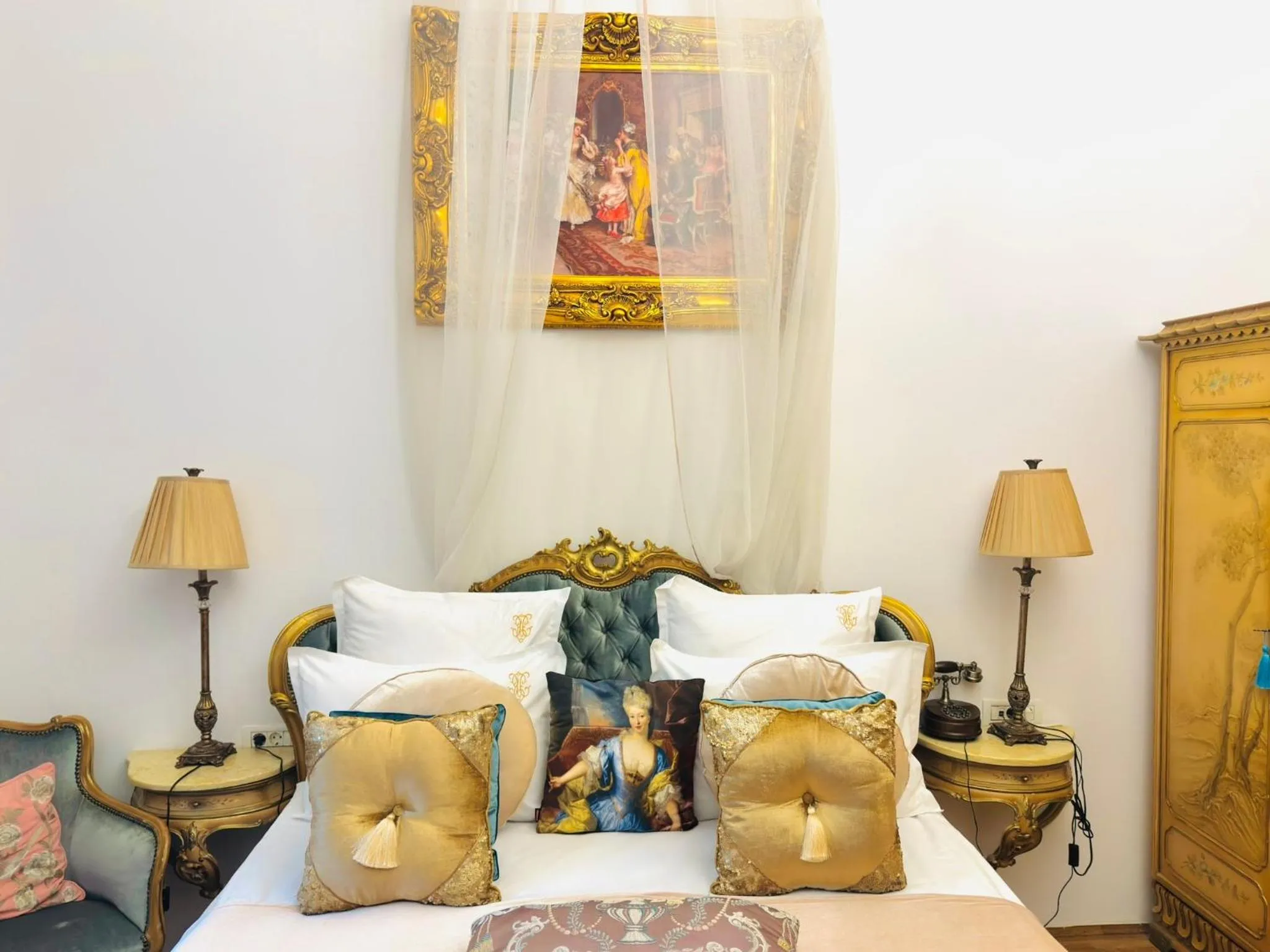 Bed in Conacul Coroanei Luxury Boutique Hotel