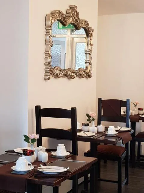 Communal lounge/ TV room in The Skegness Hotel