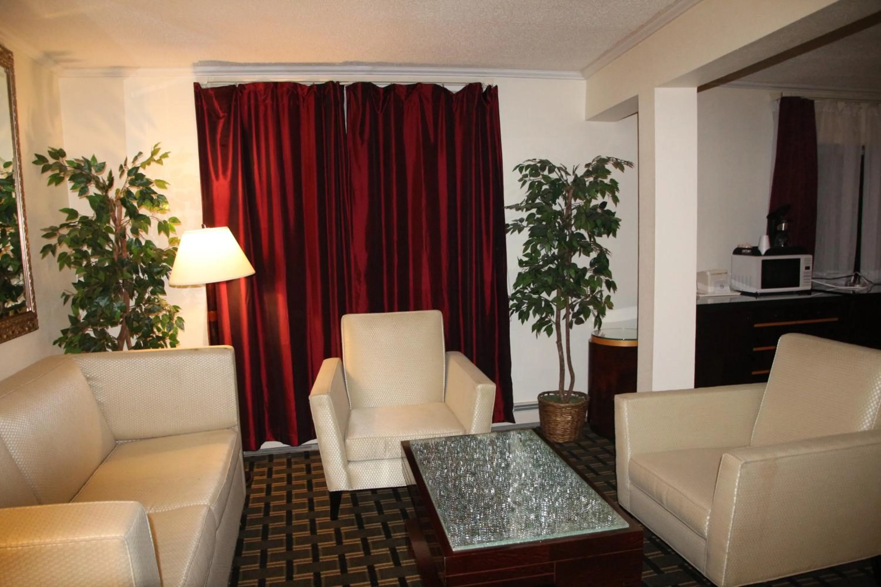 Living room in Bedford Plaza Hotel - Boston