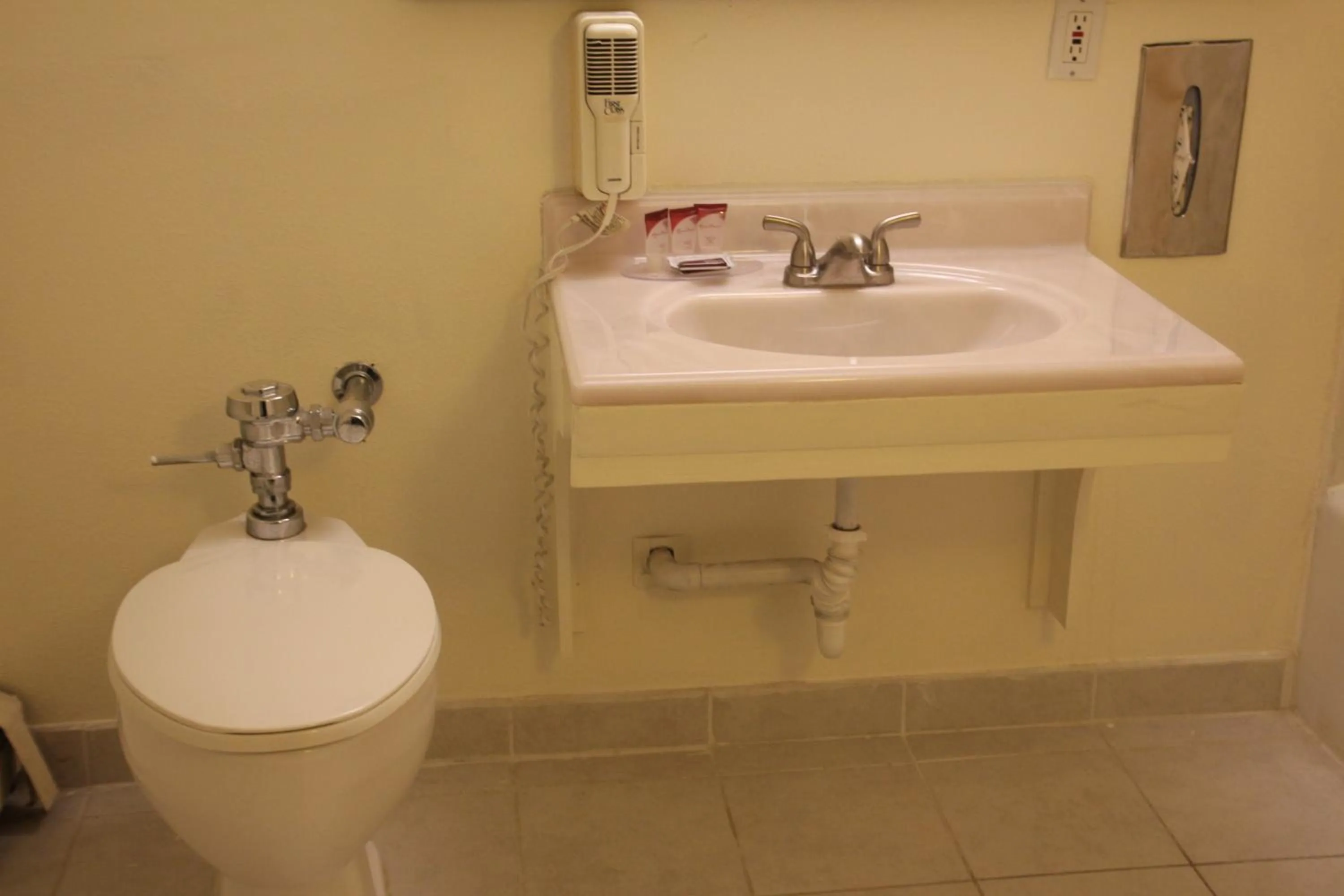 Bathroom in Bedford Plaza Hotel - Boston