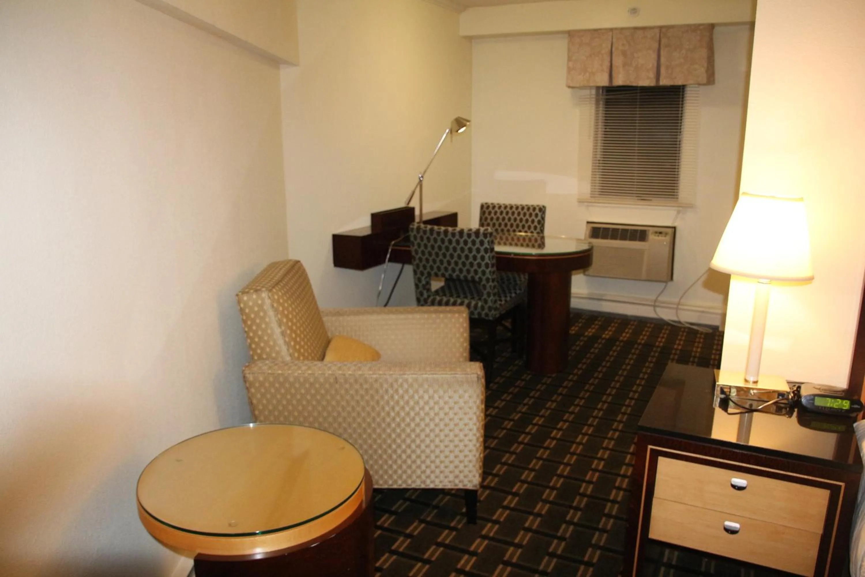 Seating area in Bedford Plaza Hotel - Boston
