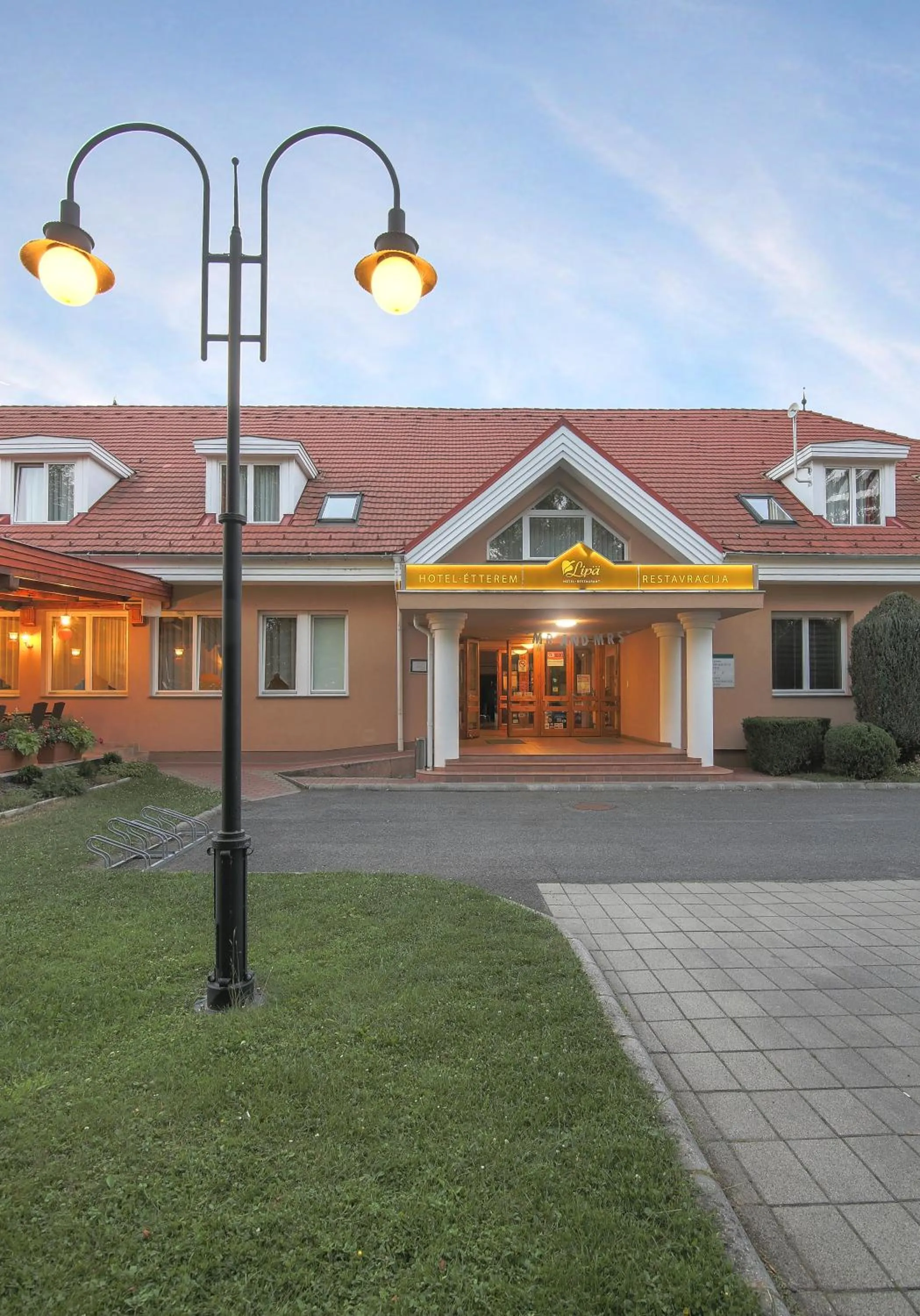 Facade/entrance in Lipa Hotel és Étterem