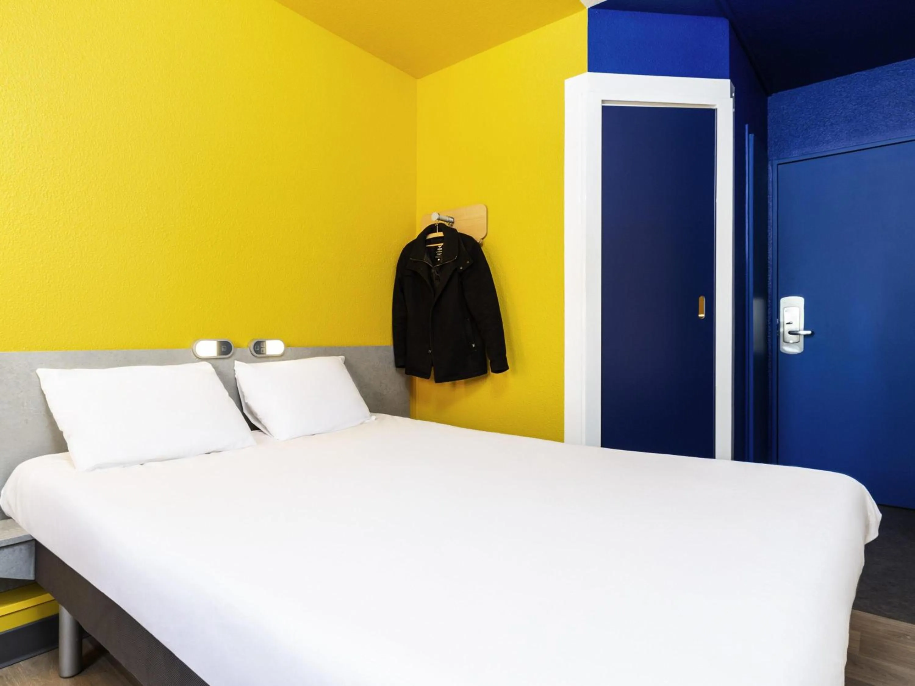 Bedroom, Bed in ibis budget Paris Porte de Vincennes