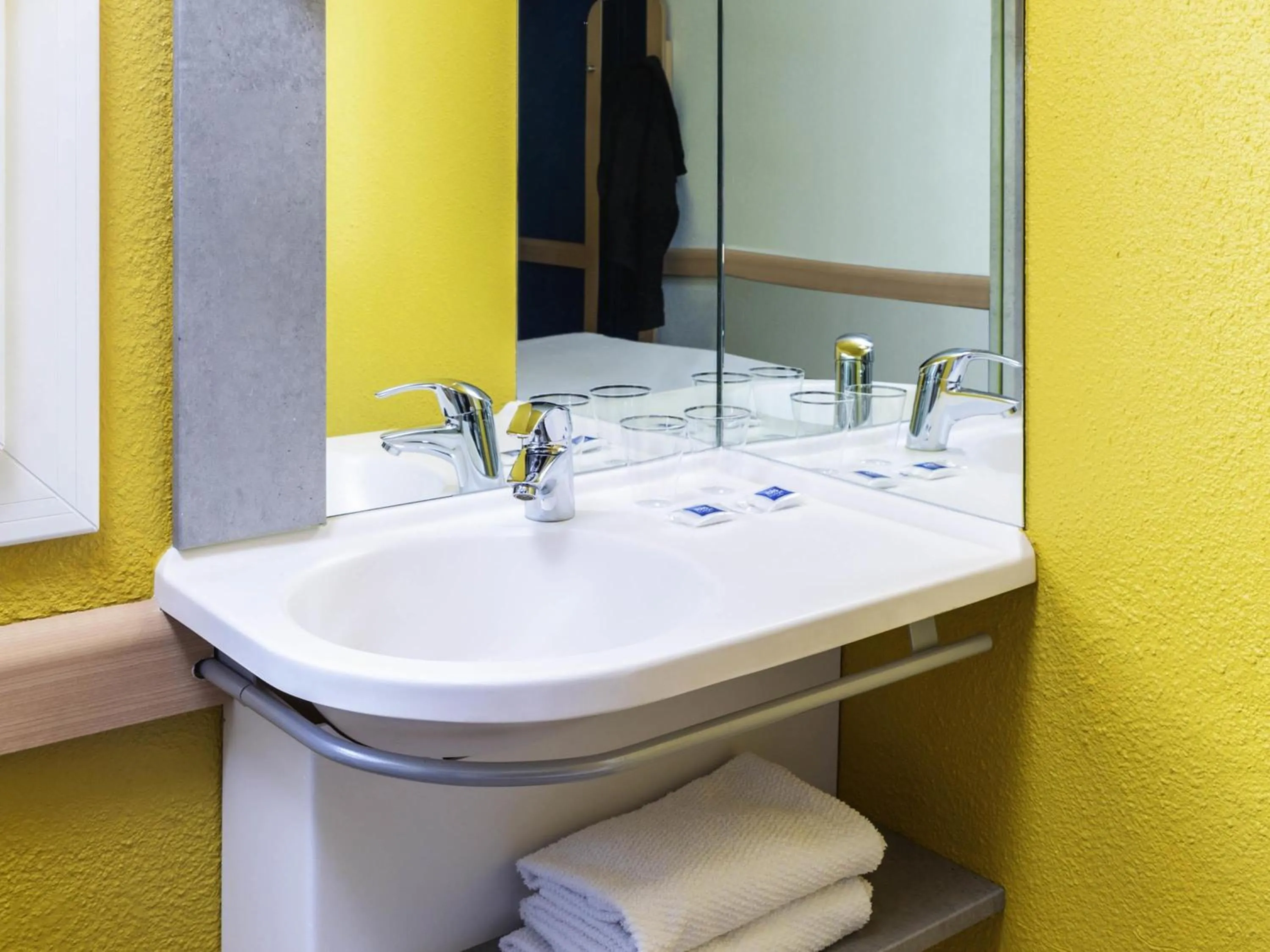Bedroom in ibis budget Paris Porte de Vincennes