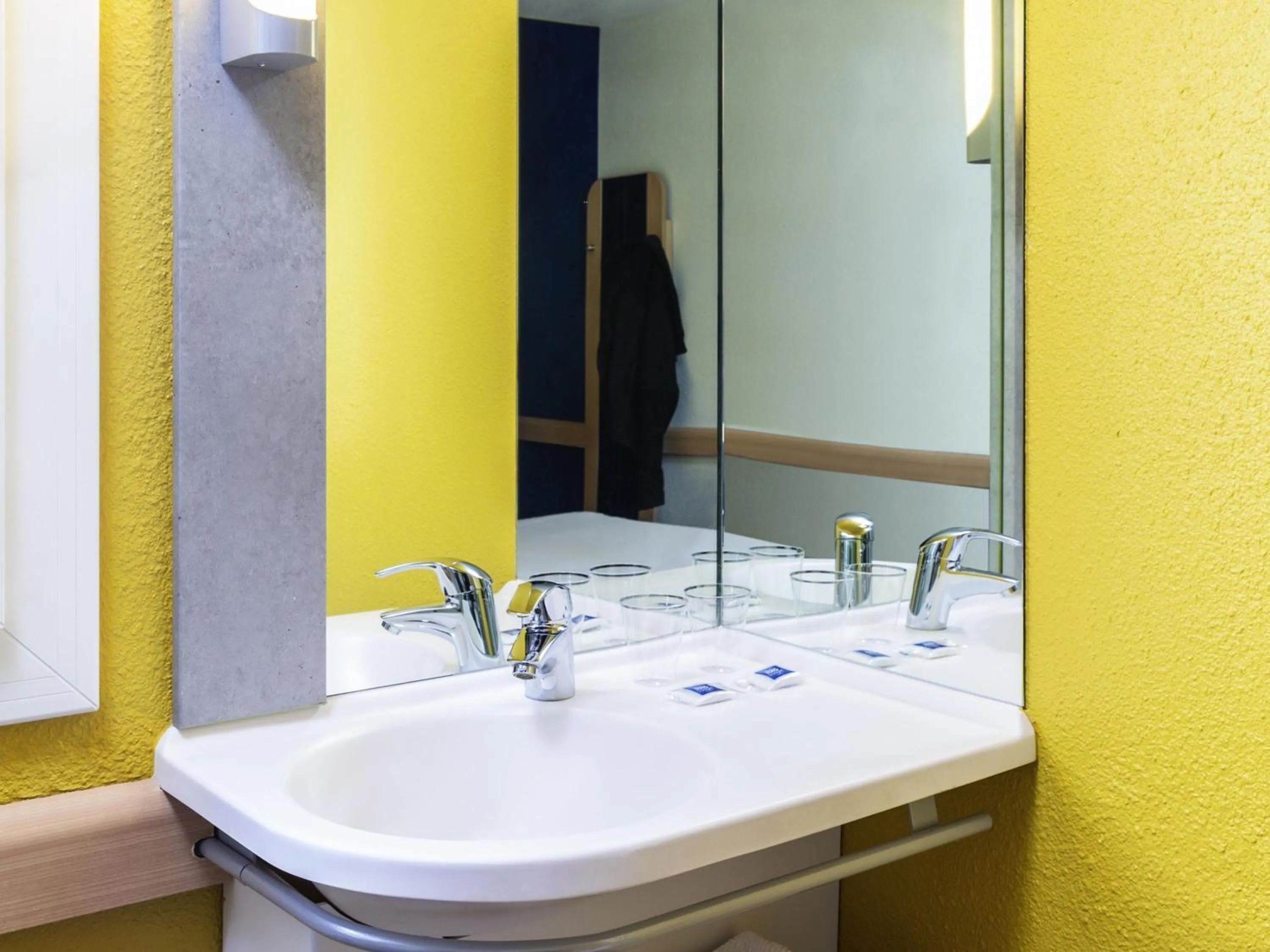 Bedroom in ibis budget Paris Porte de Vincennes