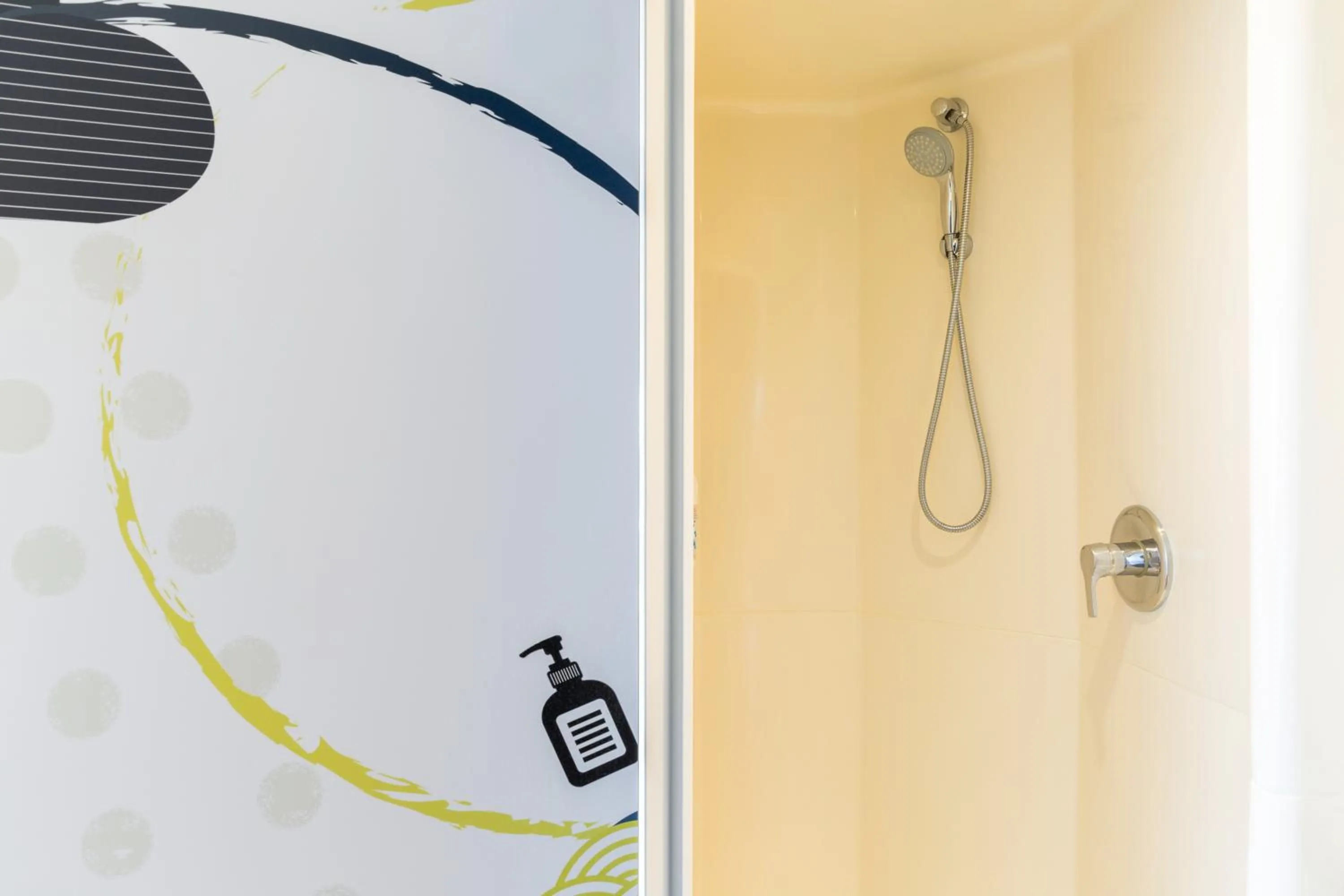Shower in ibis budget Paris Porte de Vincennes