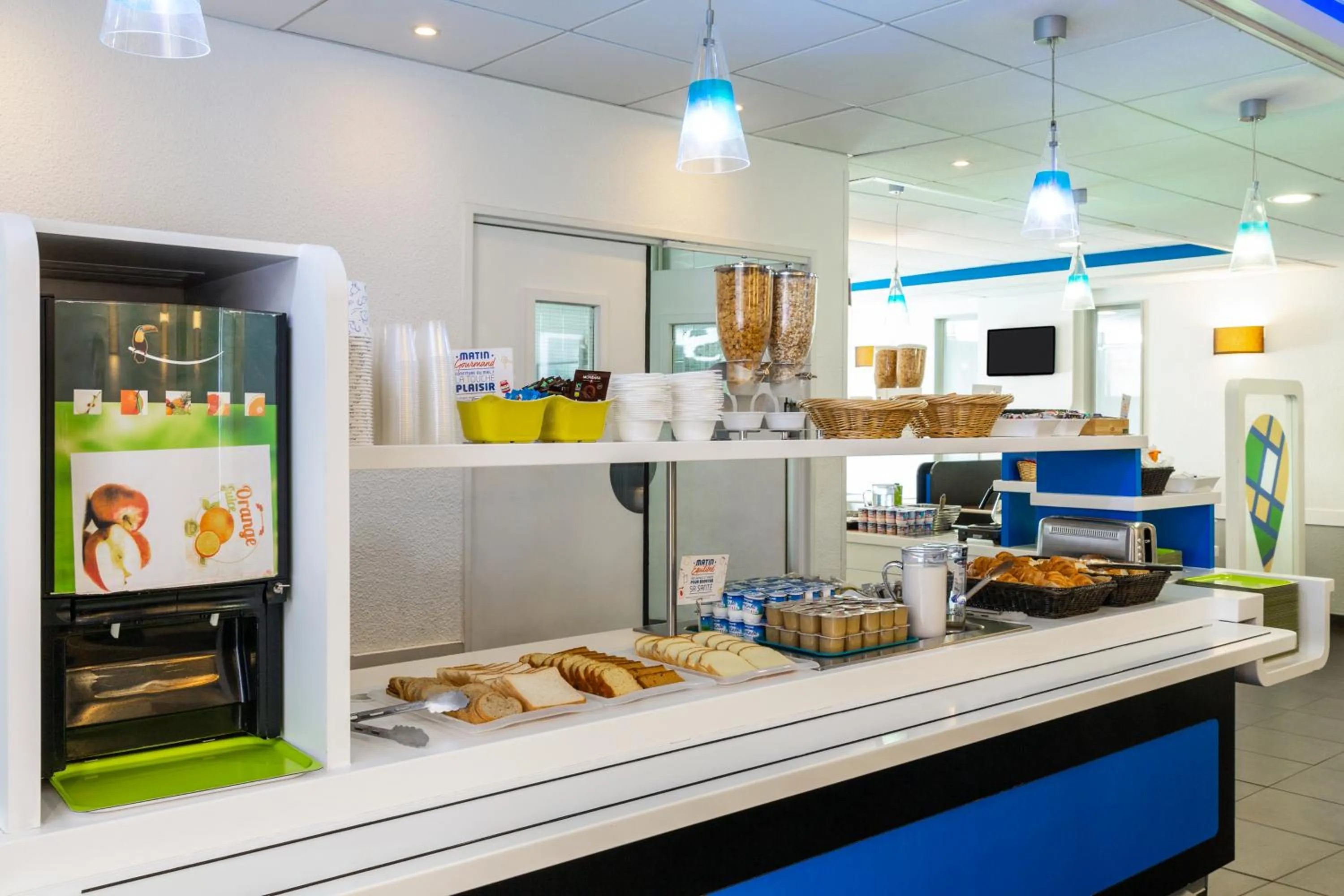 Buffet breakfast in ibis budget Paris Porte de Vincennes