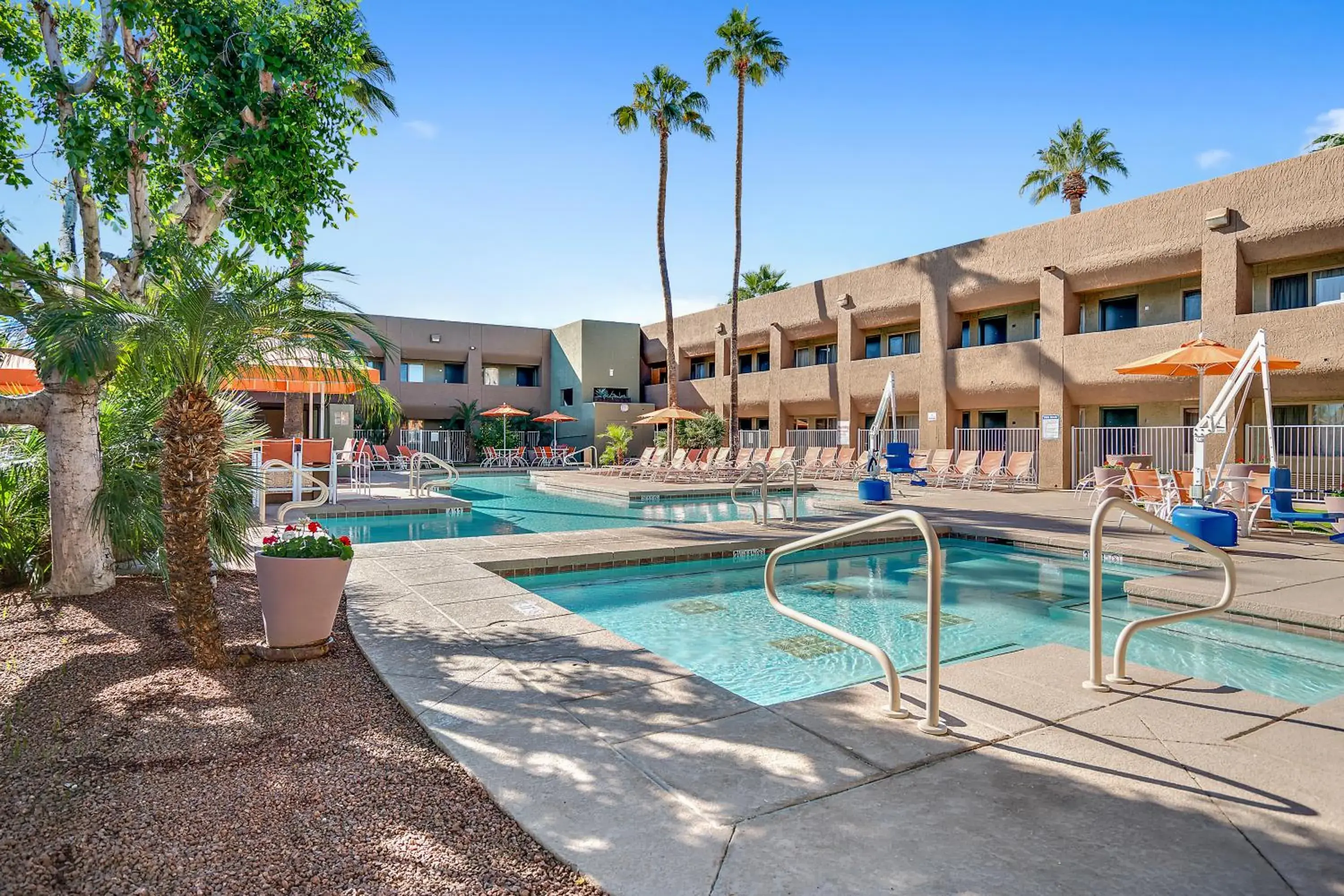 Hot Tub, Swimming Pool in 3 Palms Hotel