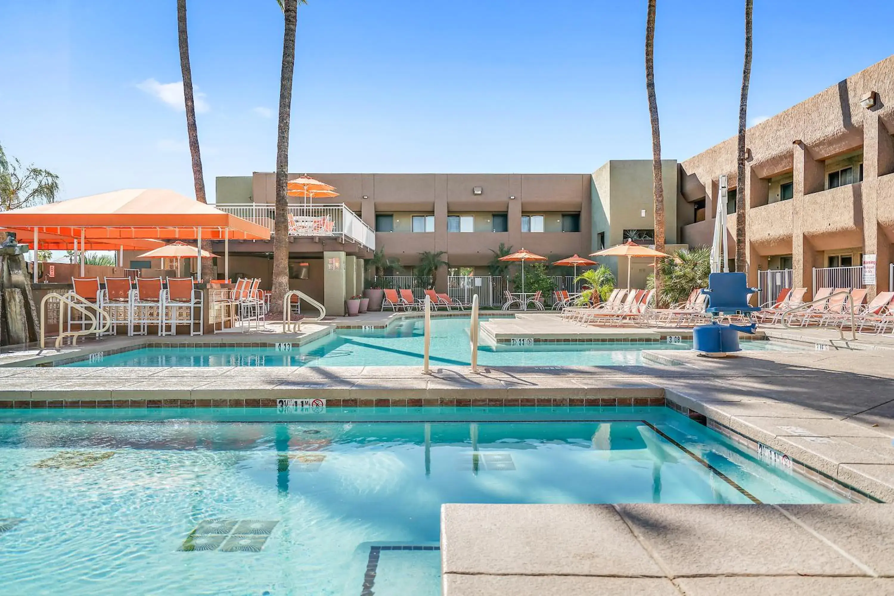 Hot Tub, Swimming Pool in 3 Palms Hotel