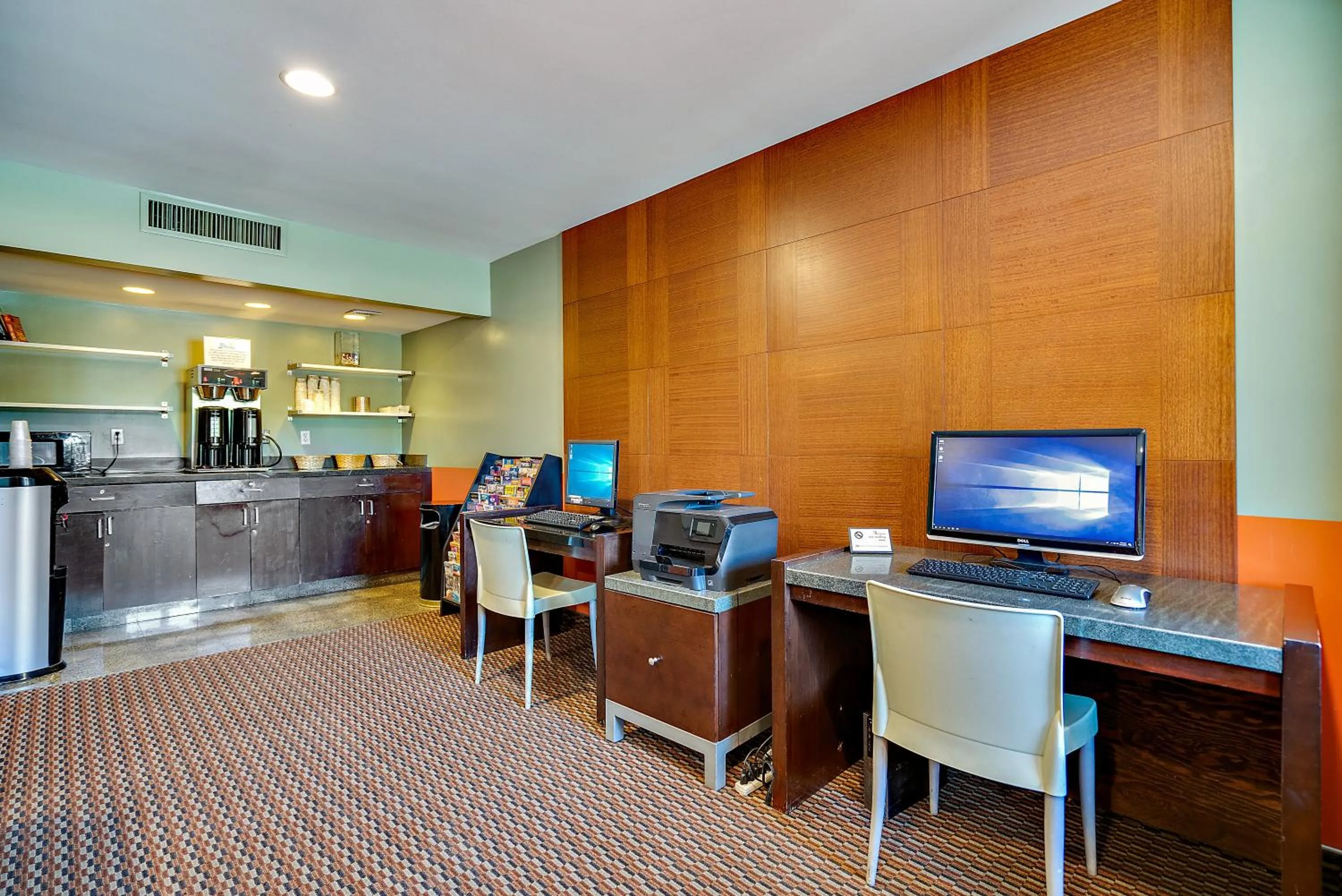 Communal lounge/ TV room in 3 Palms Hotel