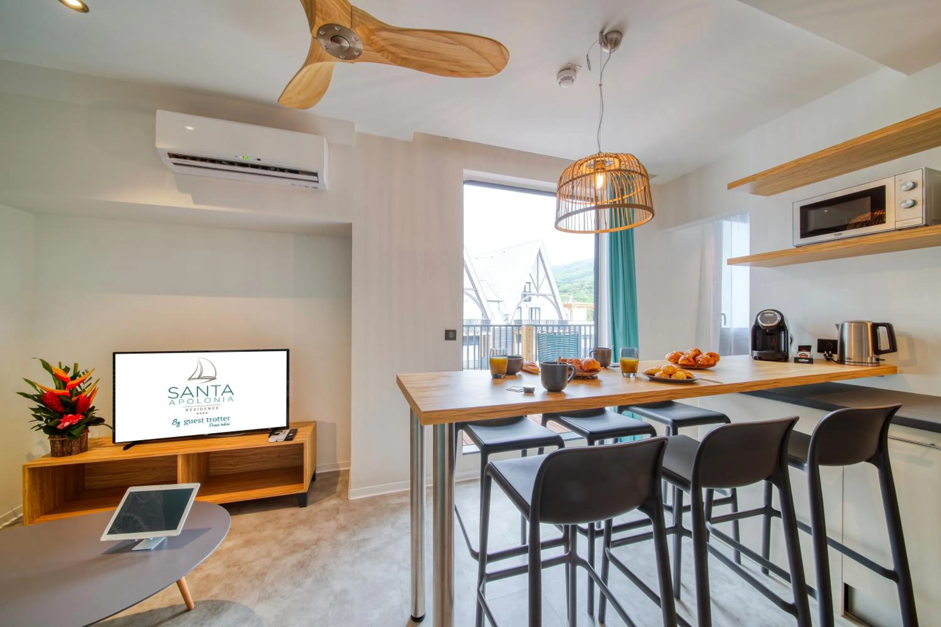 Communal lounge/ TV room in Résidence Santa Apolonia