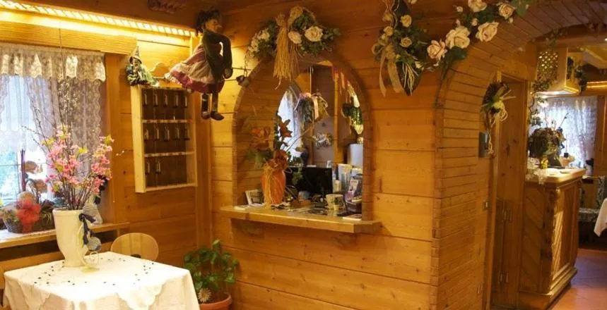 Restaurant/places to eat in Albergo Genziana