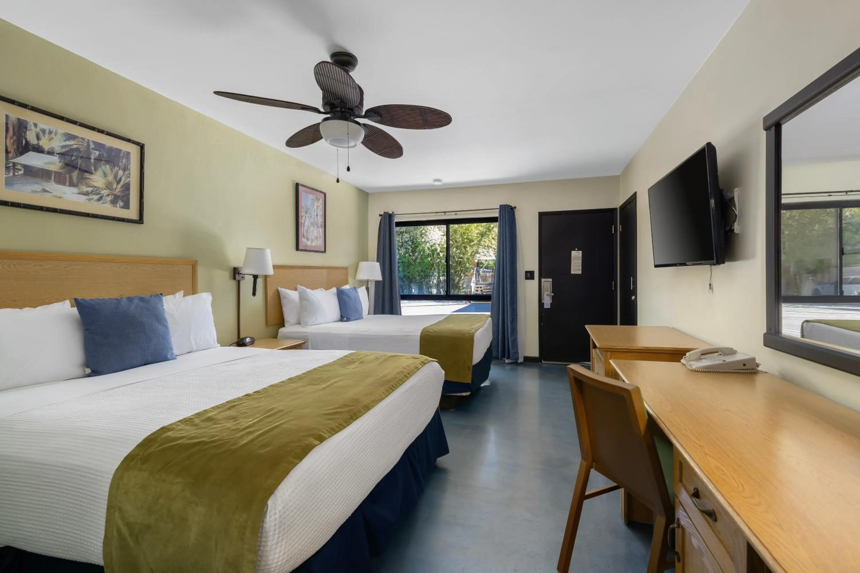 Photo of the whole room, Bed in Caliente Tropics