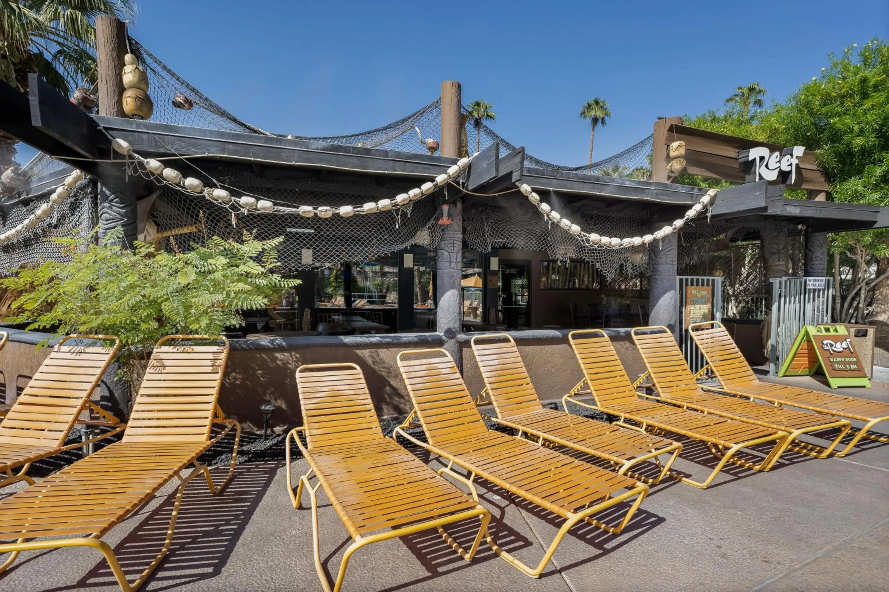 Restaurant/places to eat in Caliente Tropics