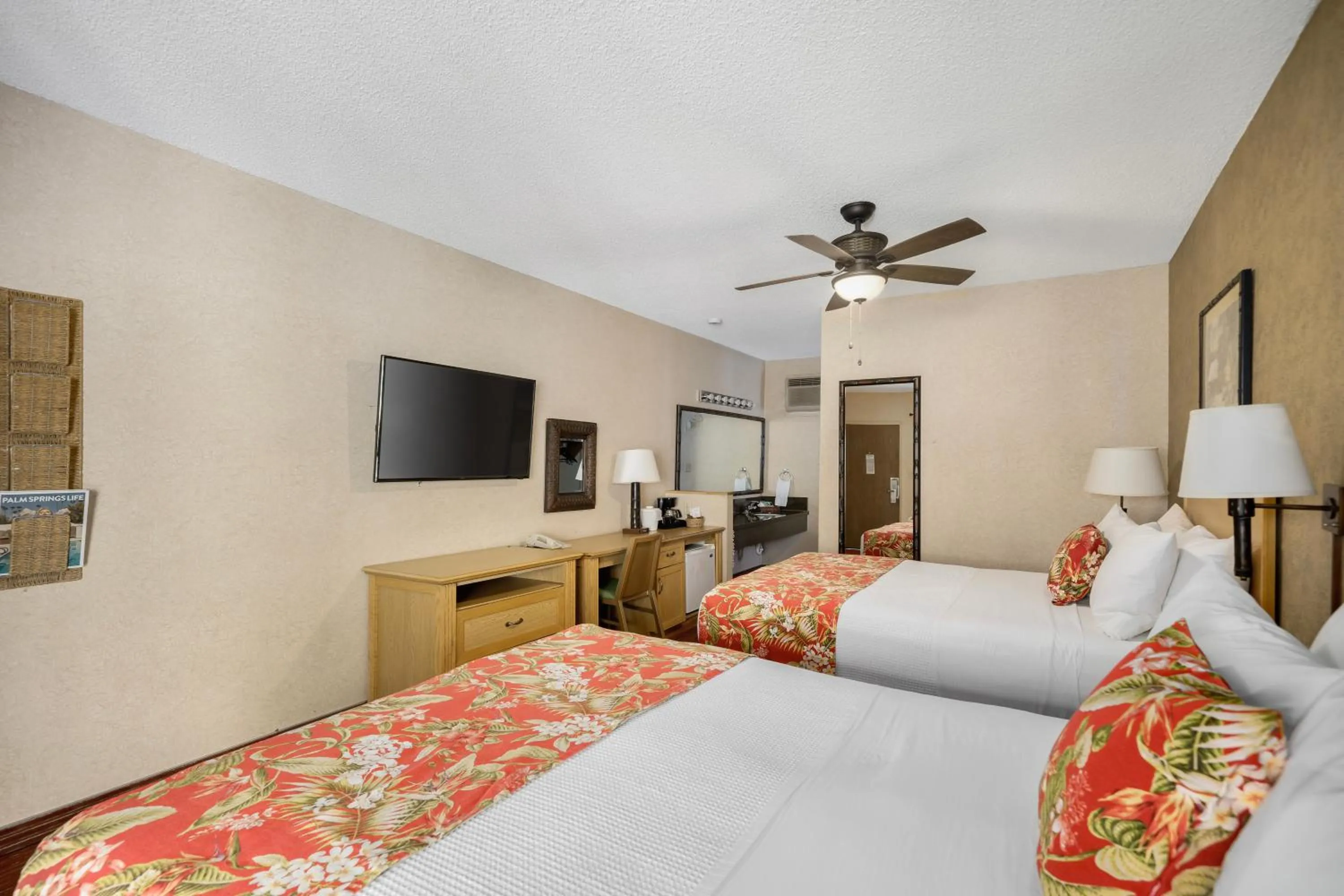 Communal lounge/ TV room, Bed in Caliente Tropics