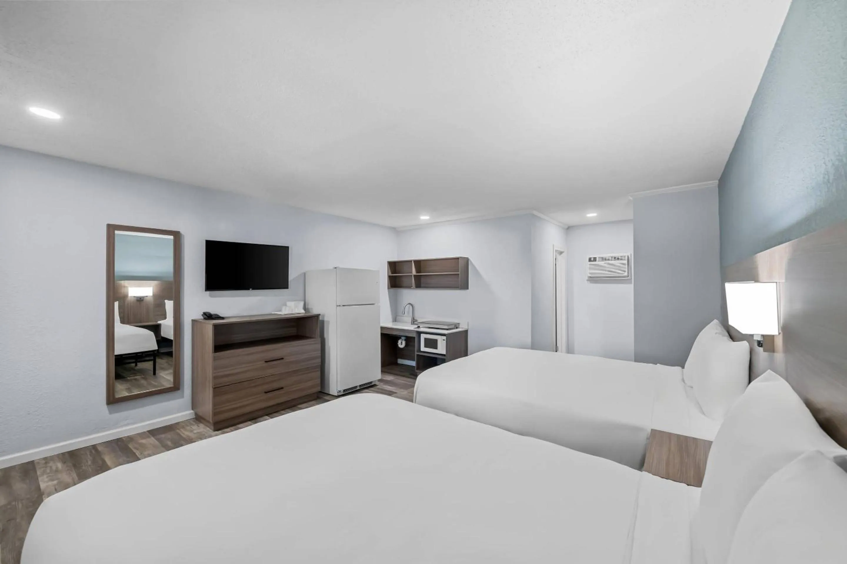 Bedroom, Bed in Suburban Studios Newport News - Hampton