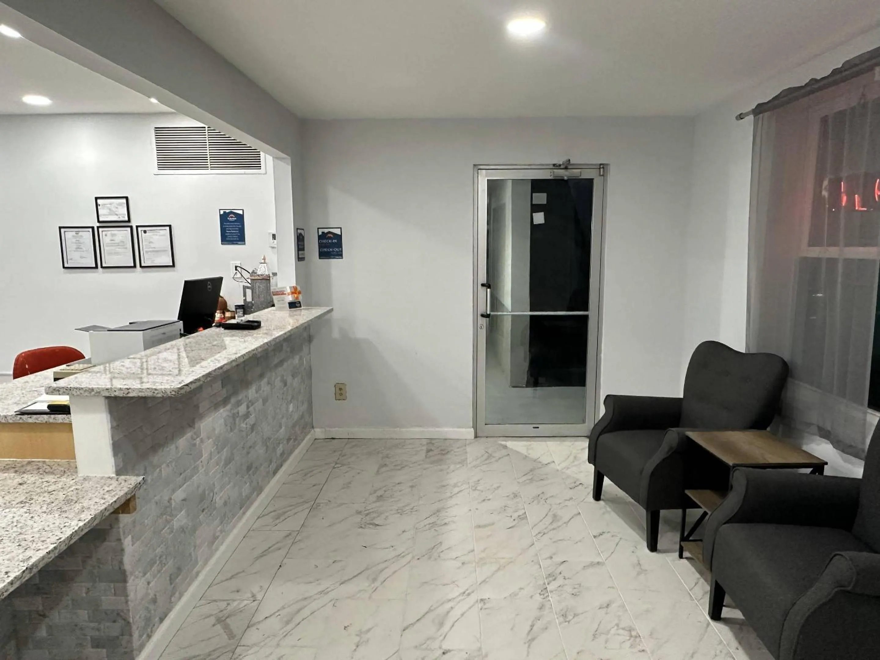 Lobby or reception in Suburban Studios Newport News - Hampton