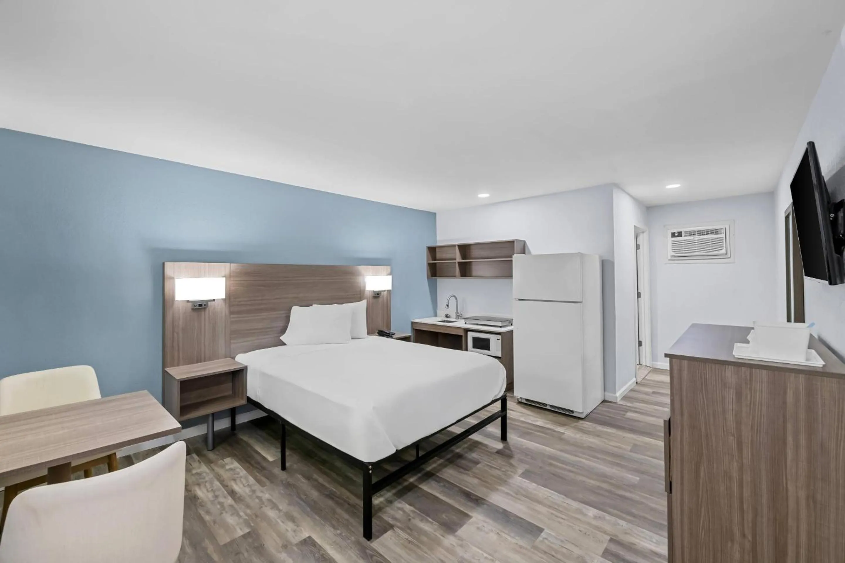 Bedroom, Bed in Suburban Studios Newport News - Hampton