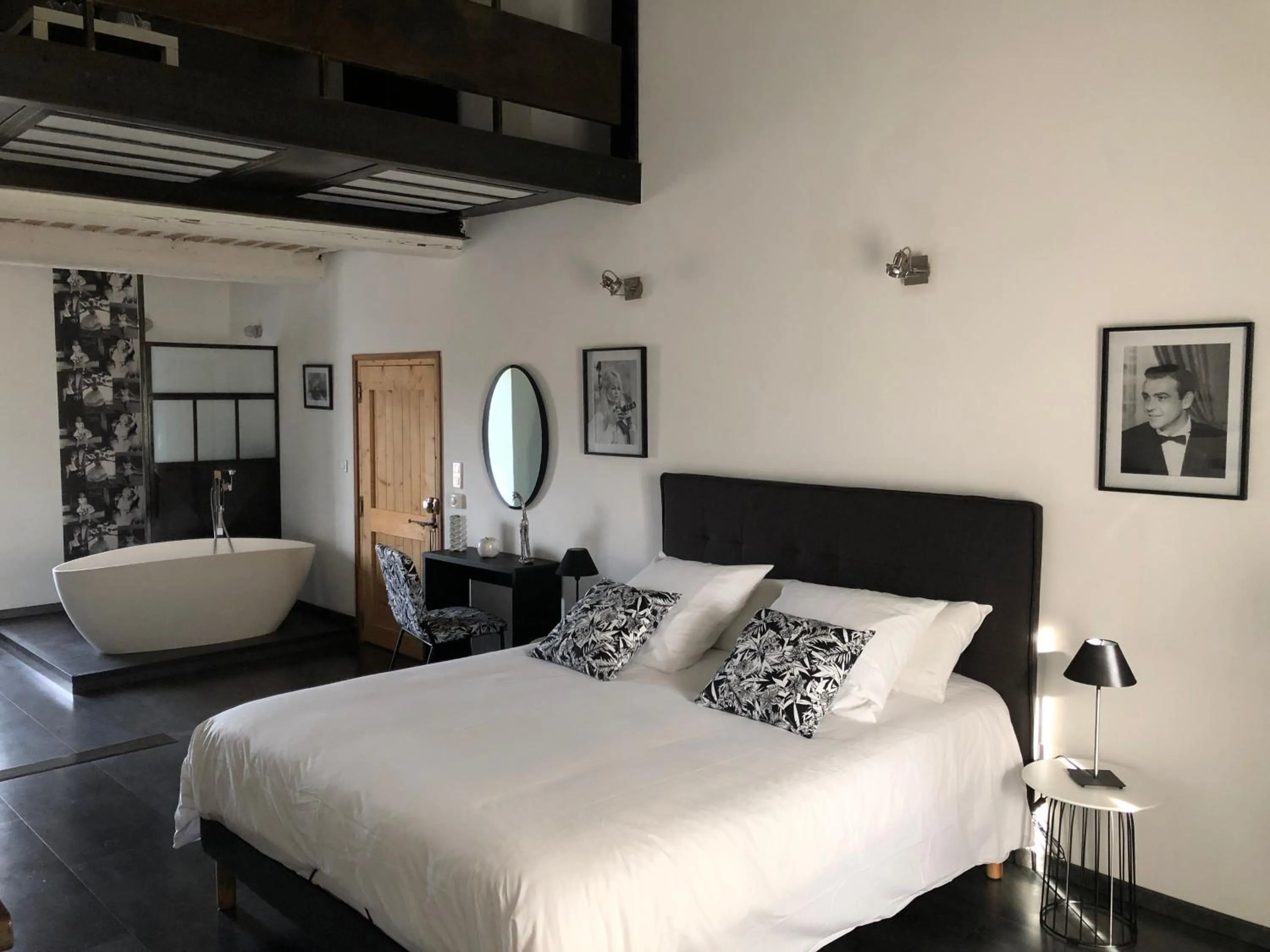 Decorative detail, Bed in B&B dans Mas en pierres