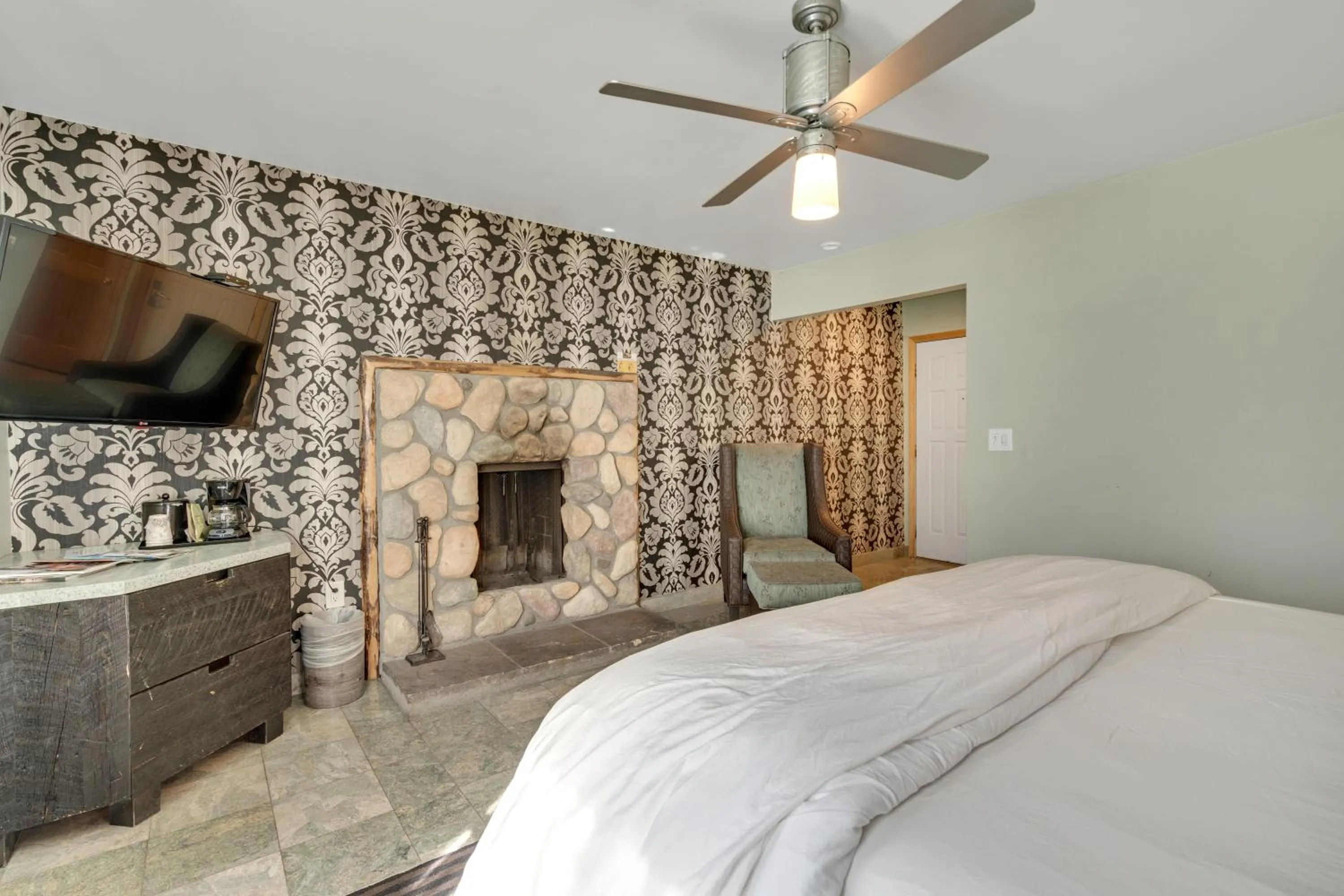 Bed in 3 Peaks Resort & Beach Club