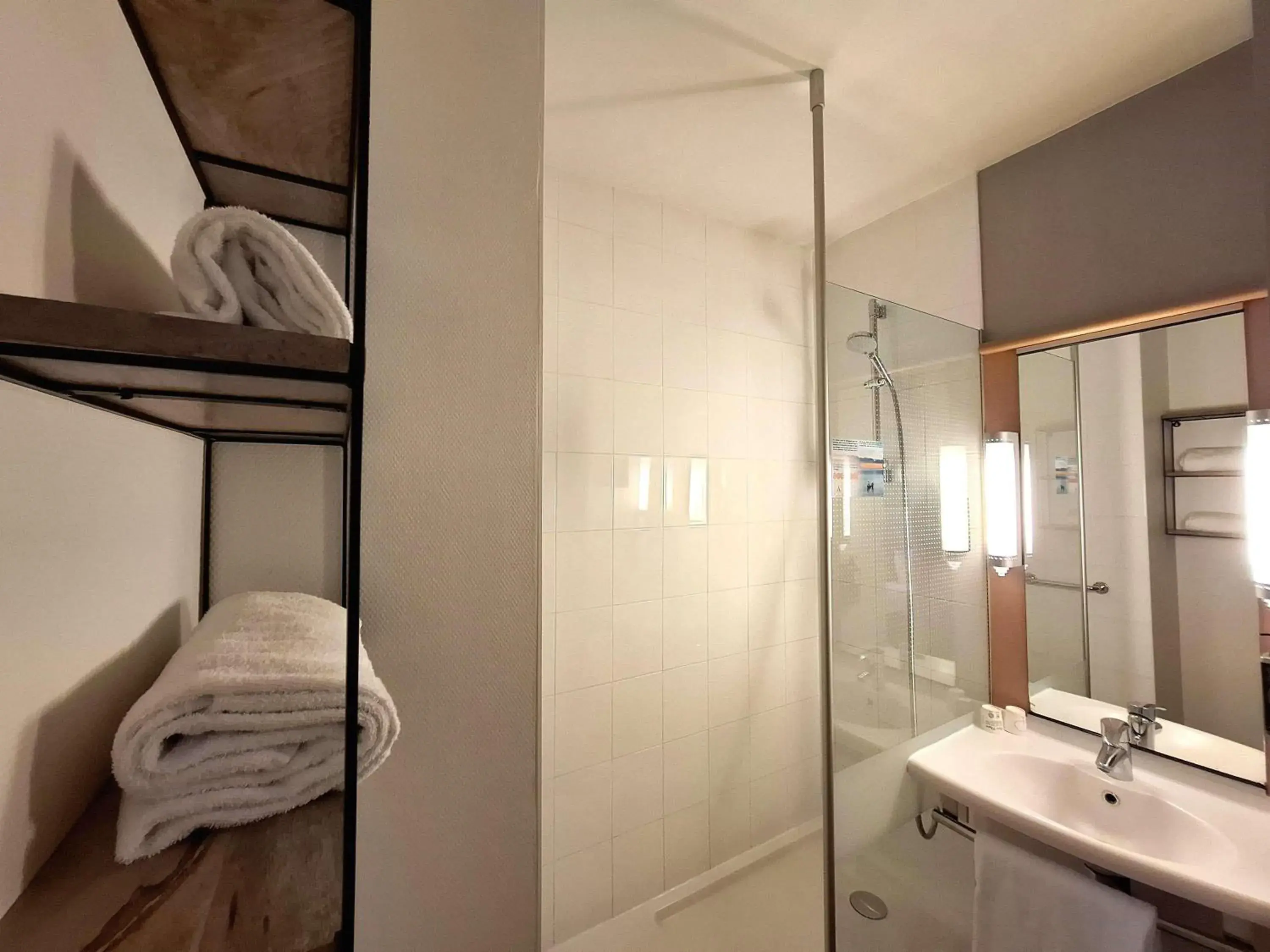 Bedroom, Bed in ibis Annecy Centre Vieille Ville Bedroom, Bed in ibis Annecy Centre Vieille Ville