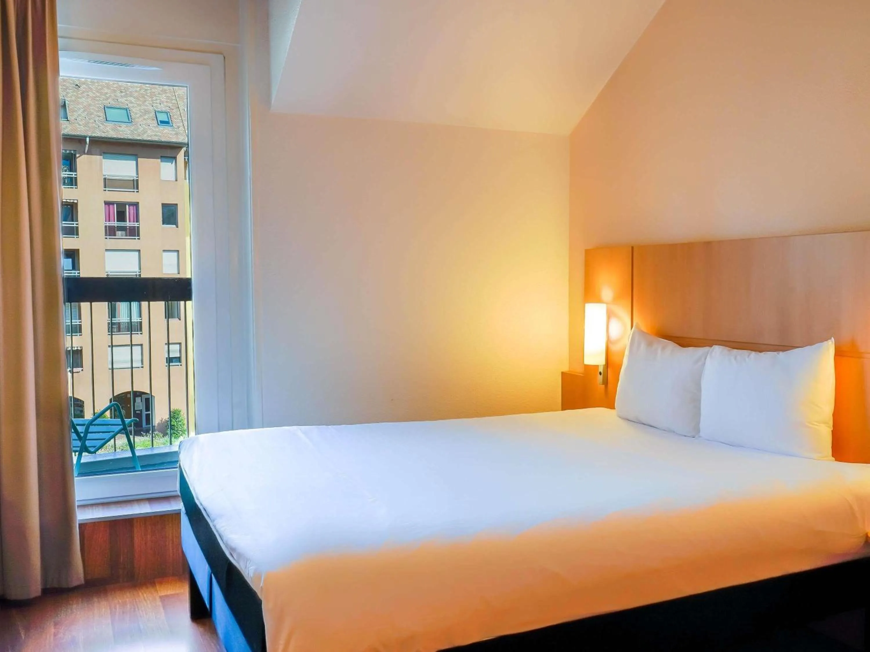 Bedroom, Bed in ibis Annecy Centre Vieille Ville