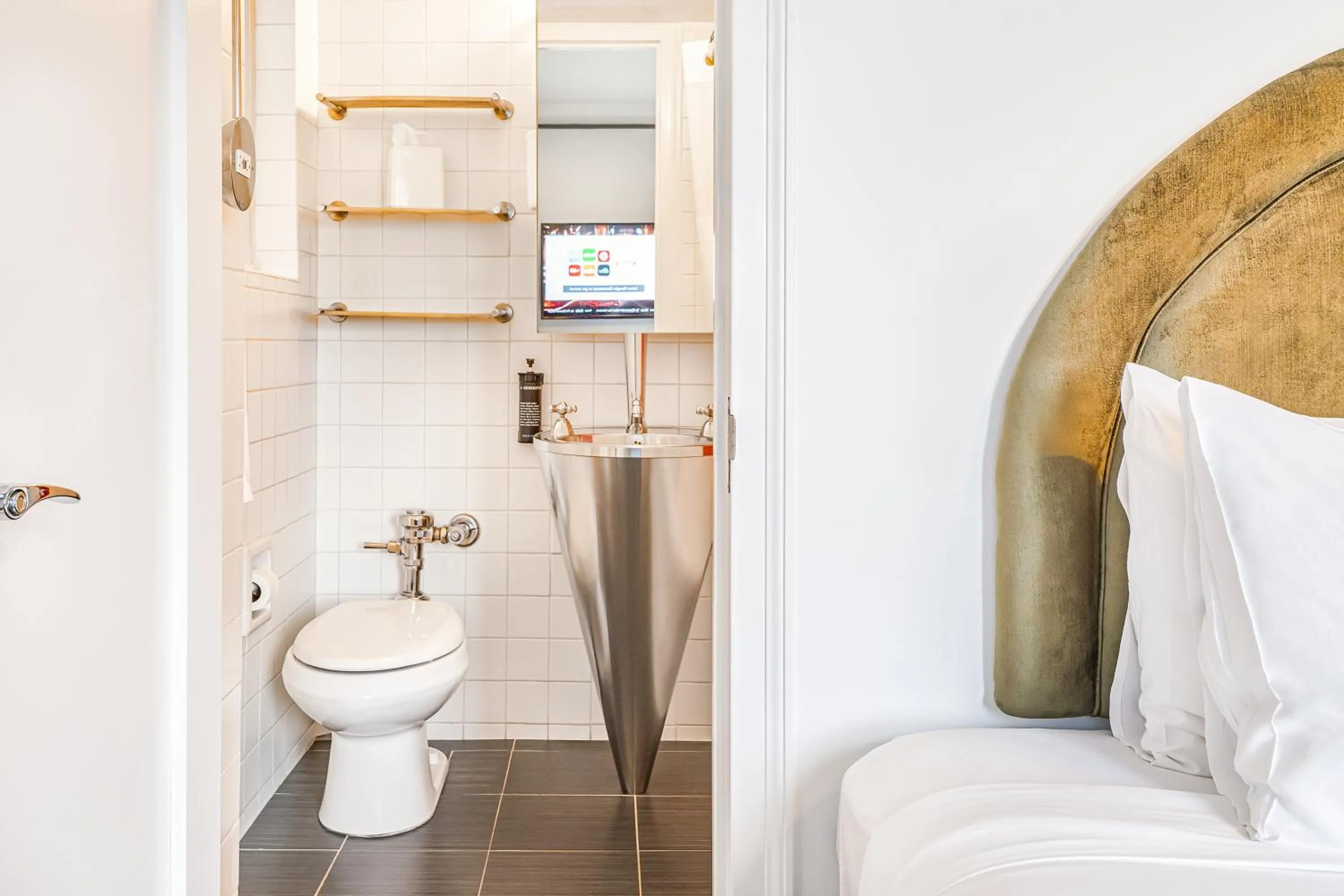 Bathroom, Bed in Paramount Times Square - A Generator Hotel