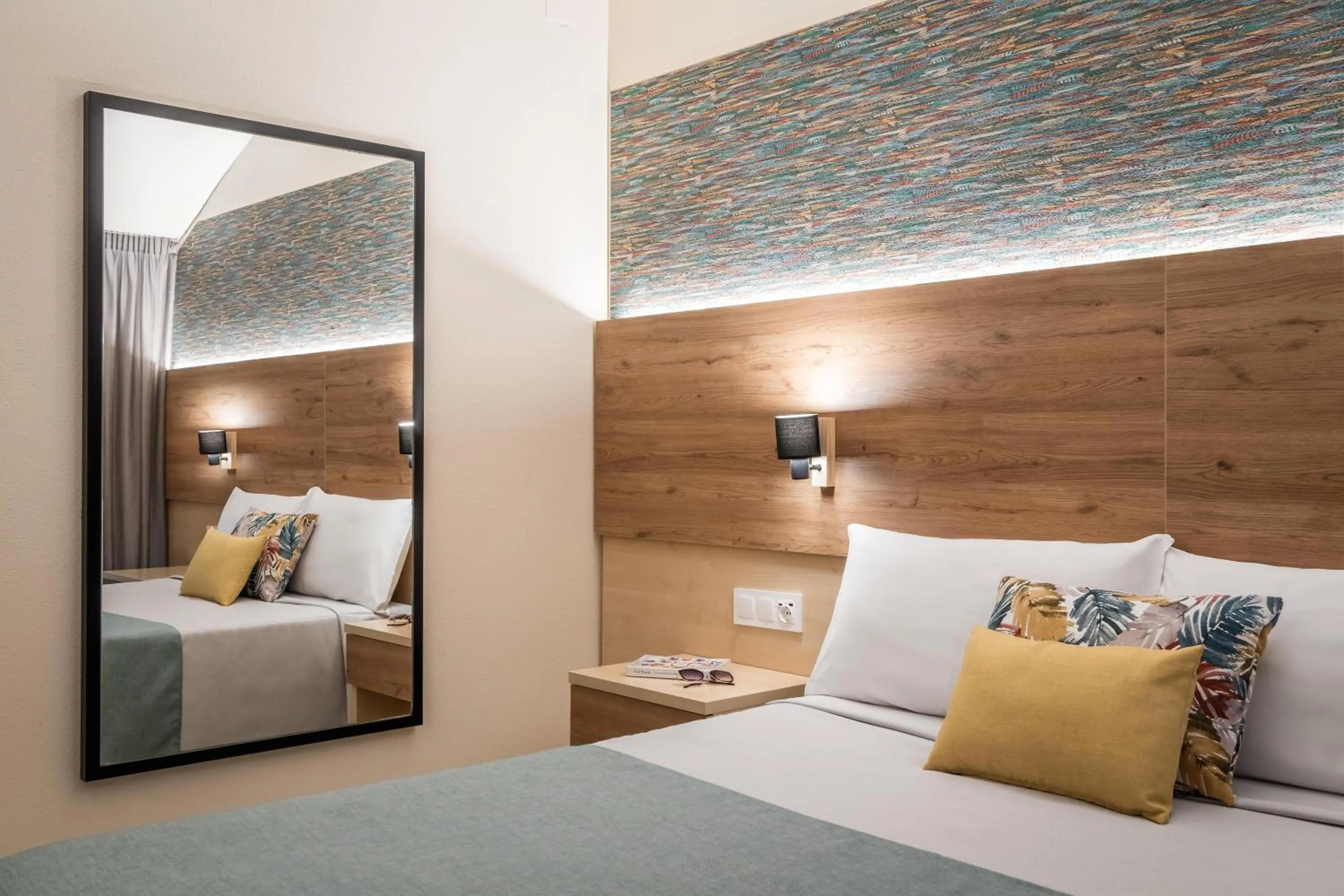 Photo of the whole room, Bed in ALEGRIA Caprici Verd 4 Sup