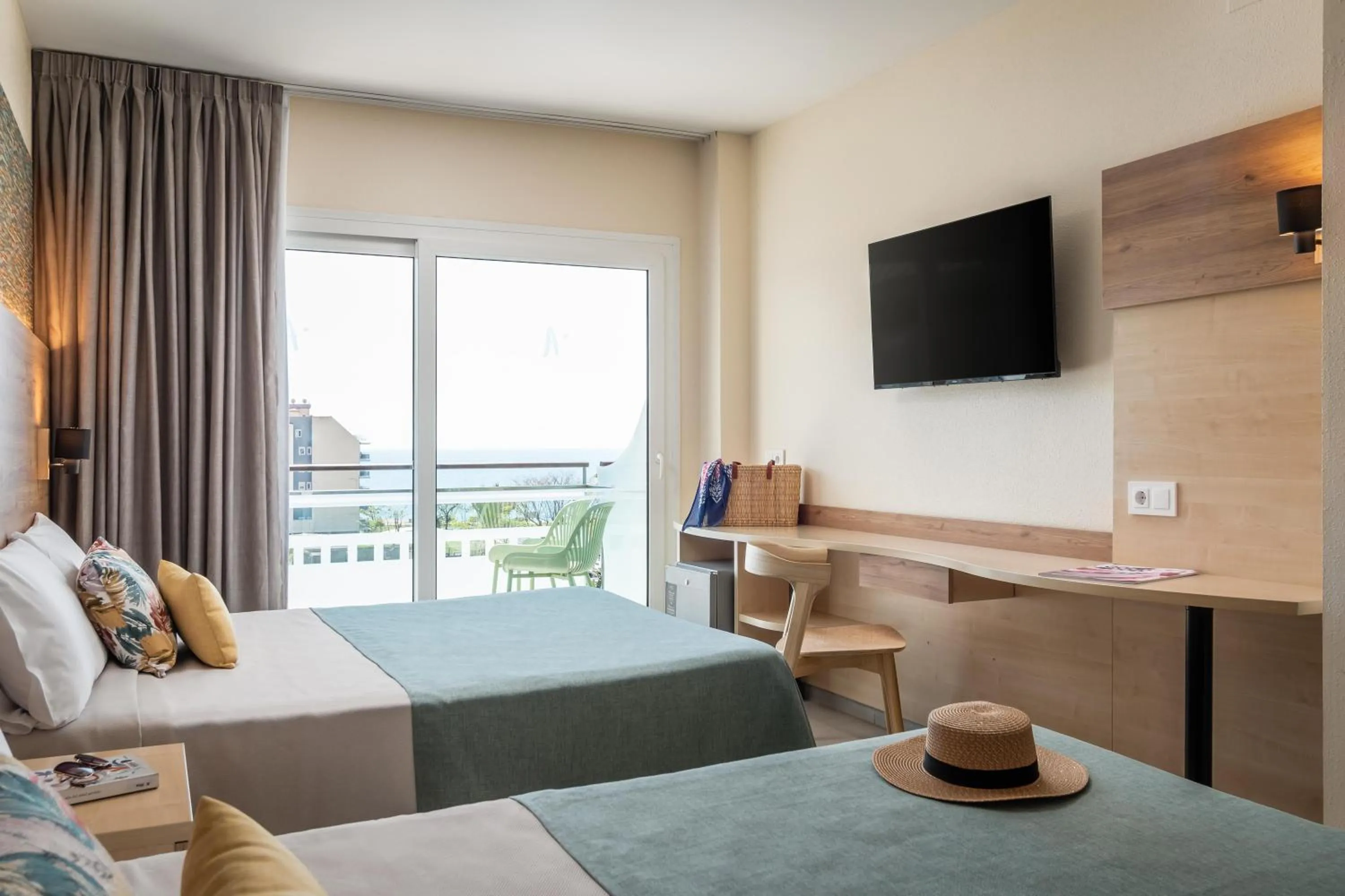 Photo of the whole room, Bed in ALEGRIA Caprici Verd 4 Sup