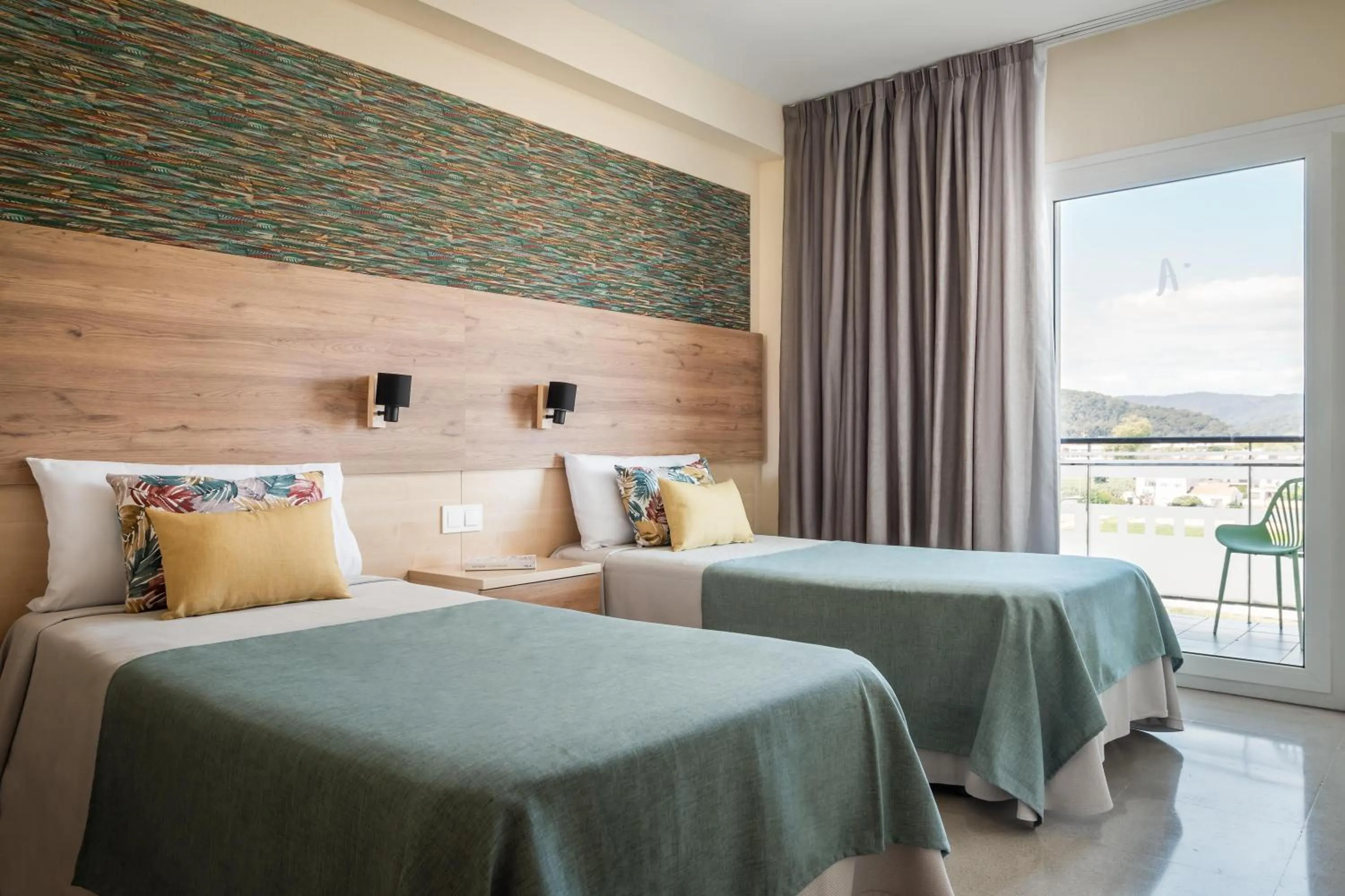 Photo of the whole room, Bed in ALEGRIA Caprici Verd 4 Sup