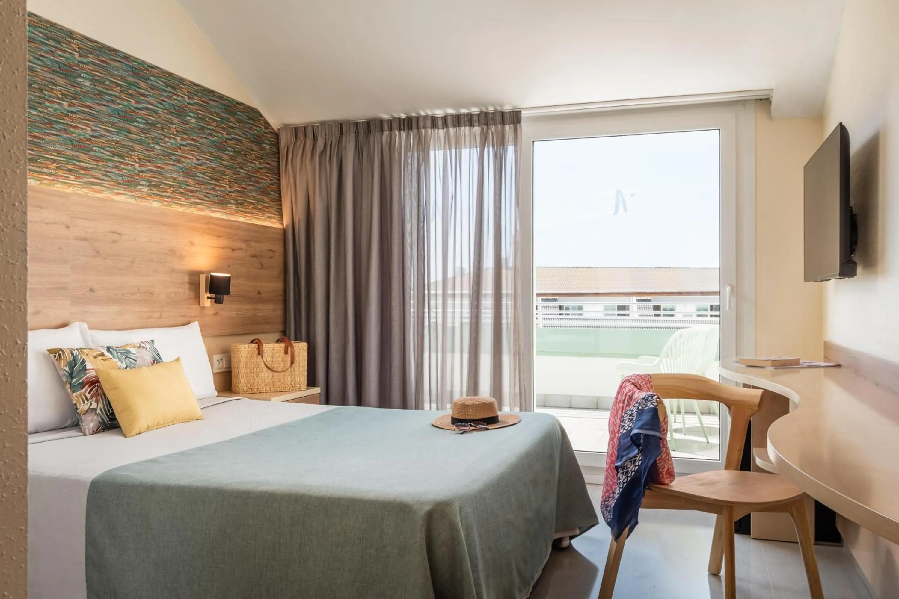 Photo of the whole room, Bed in ALEGRIA Caprici Verd 4 Sup