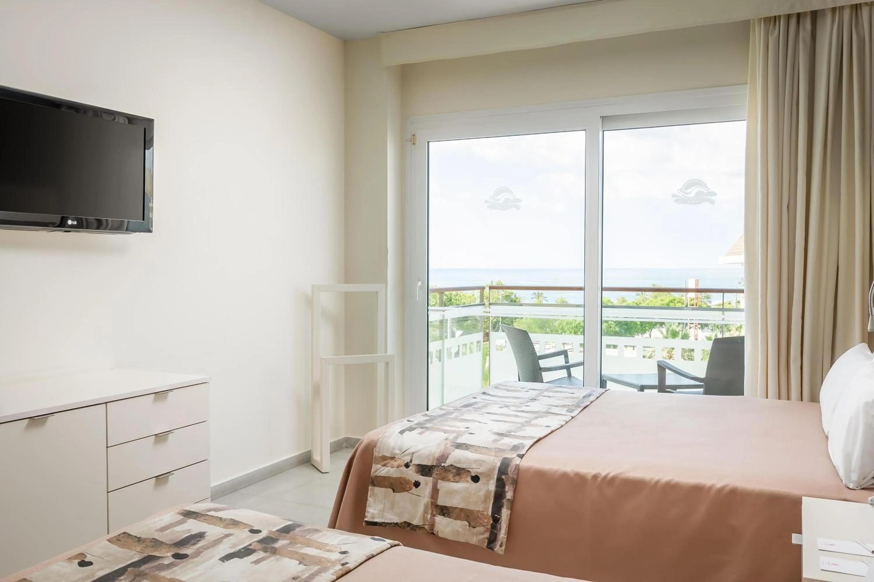 Photo of the whole room, Bed in ALEGRIA Caprici Verd 4 Sup