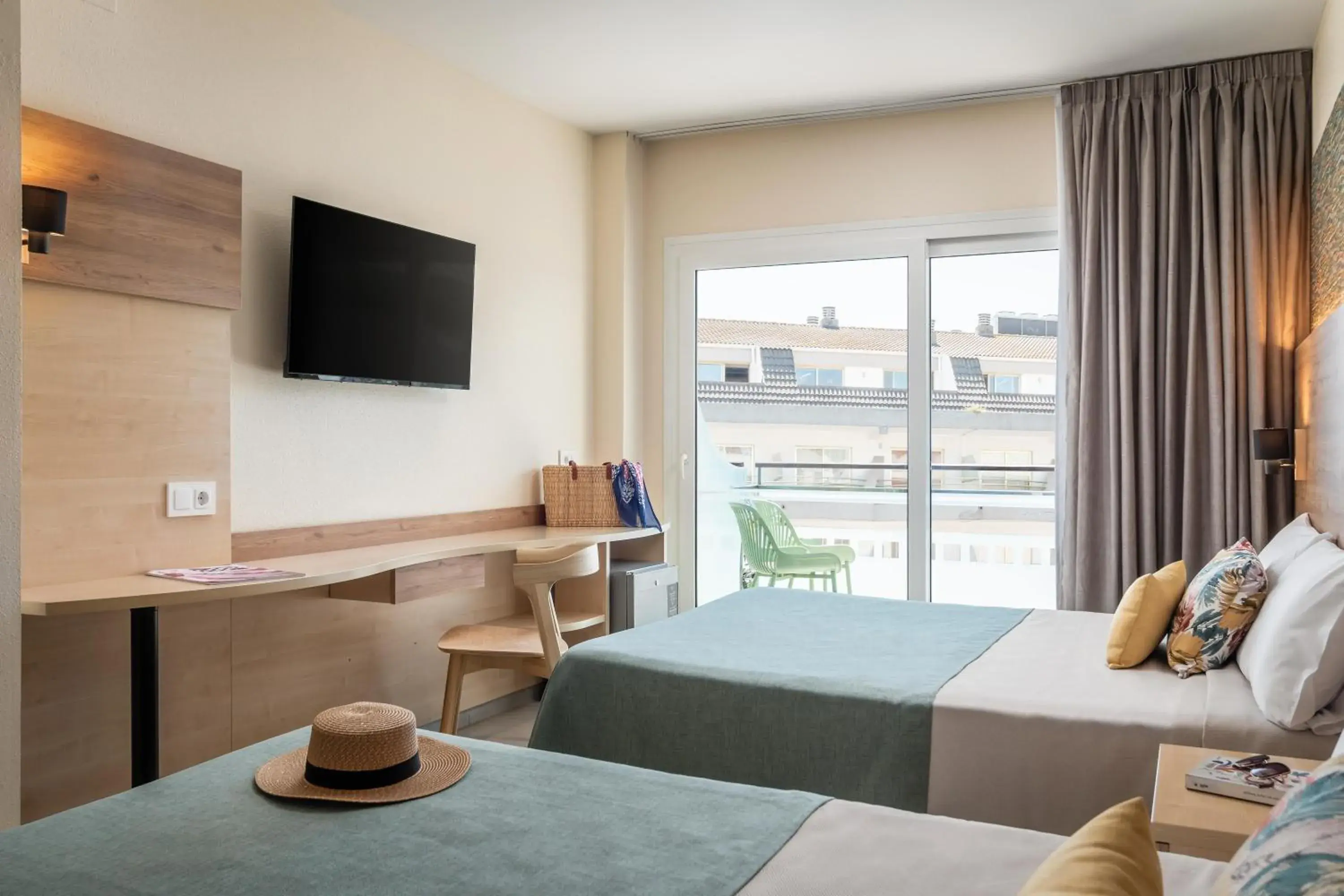 Photo of the whole room, Bed in ALEGRIA Caprici Verd 4 Sup Photo of the whole room, Bed in ALEGRIA Caprici Verd 4 Sup