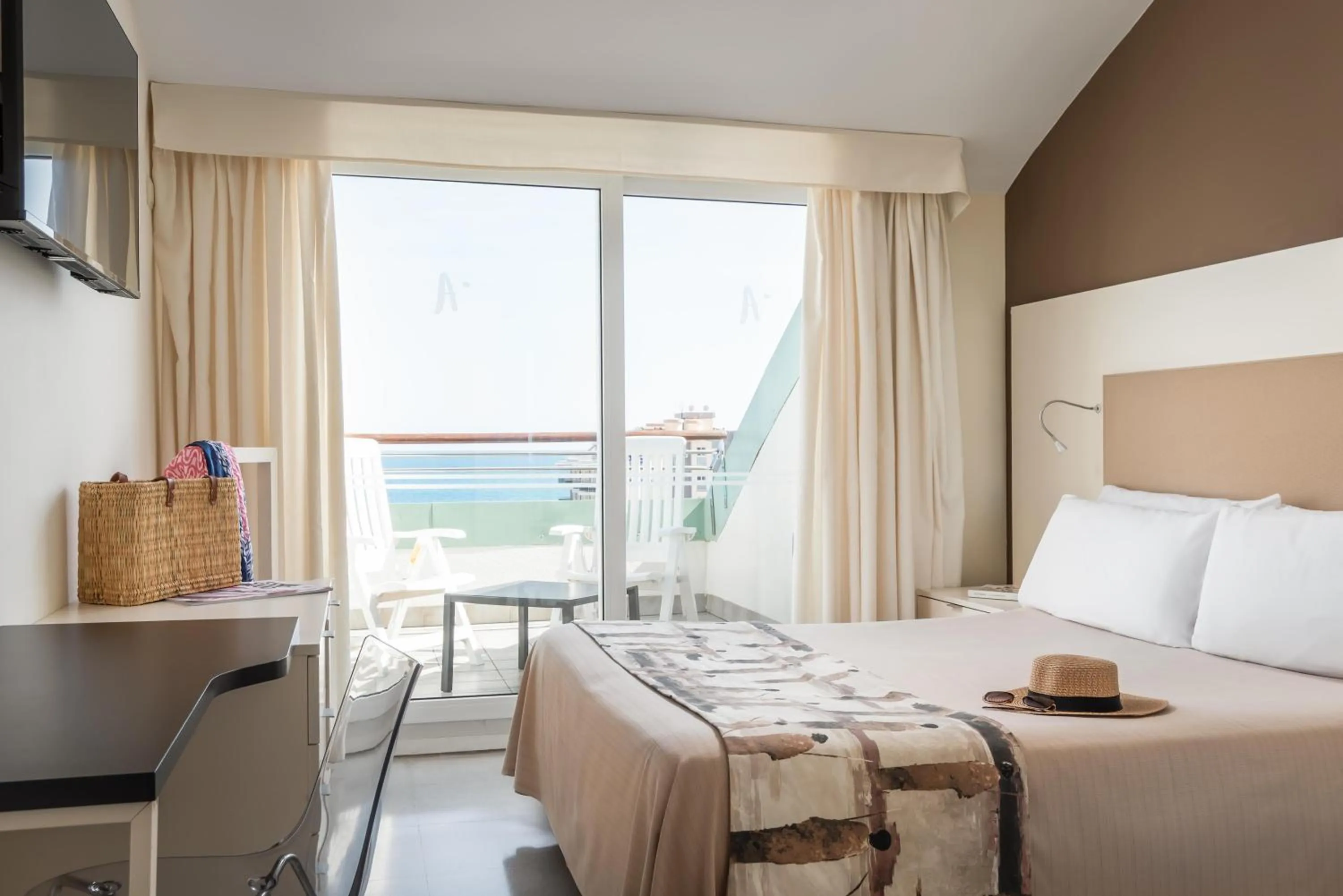 Photo of the whole room, Bed in ALEGRIA Caprici Verd 4 Sup