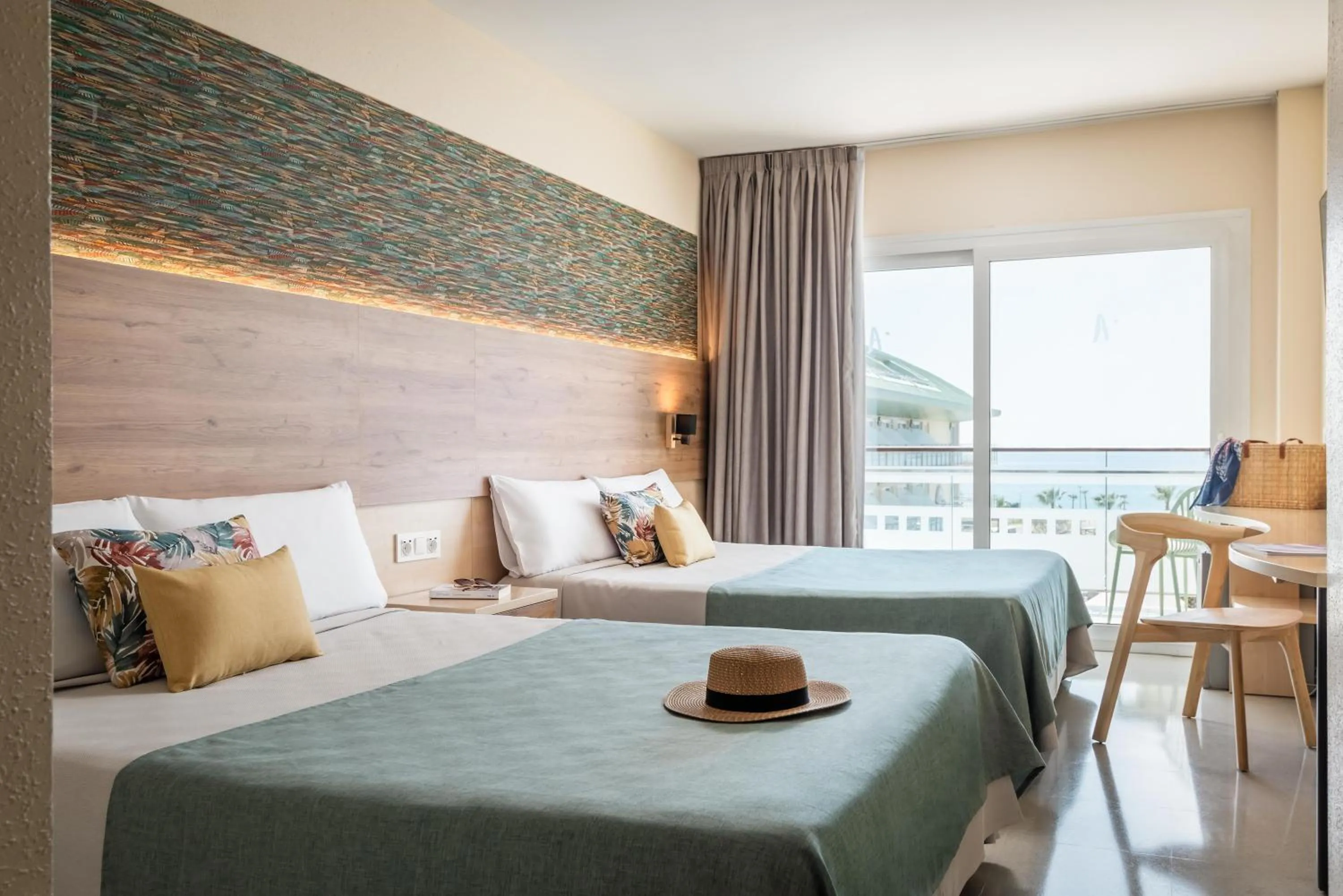 Photo of the whole room, Bed in ALEGRIA Caprici Verd 4 Sup