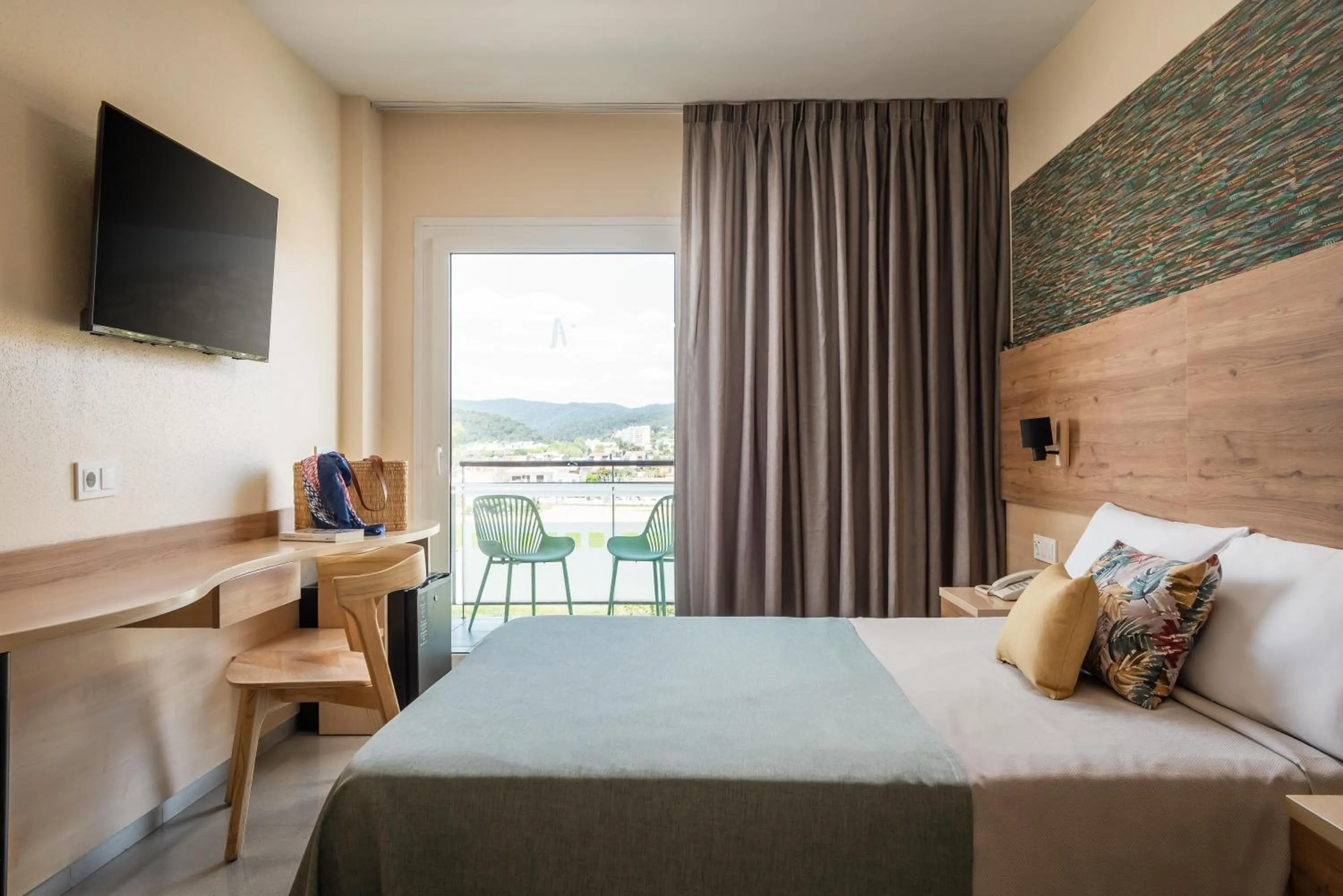 Photo of the whole room, Bed in ALEGRIA Caprici Verd 4 Sup