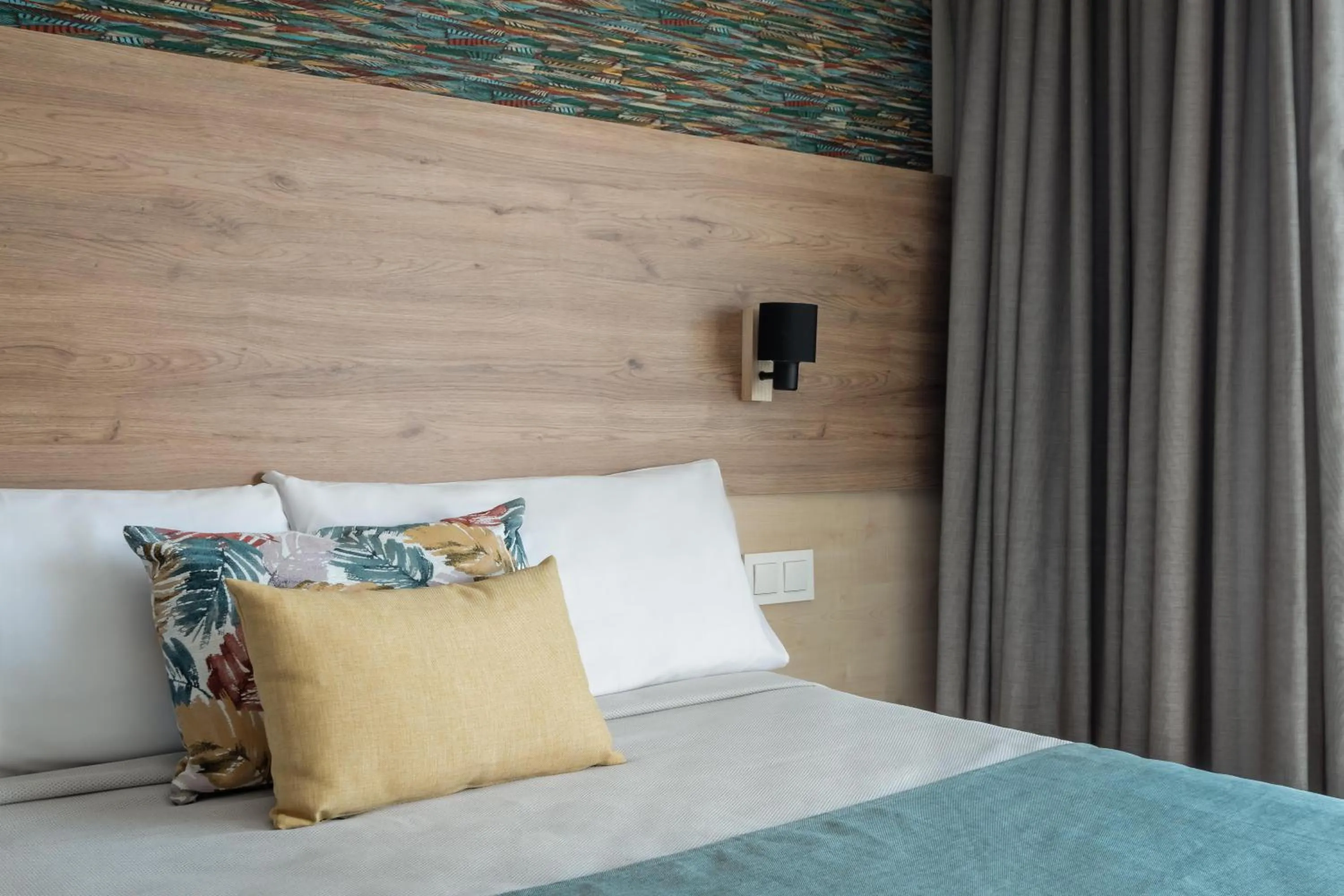 Photo of the whole room, Bed in ALEGRIA Caprici Verd 4 Sup