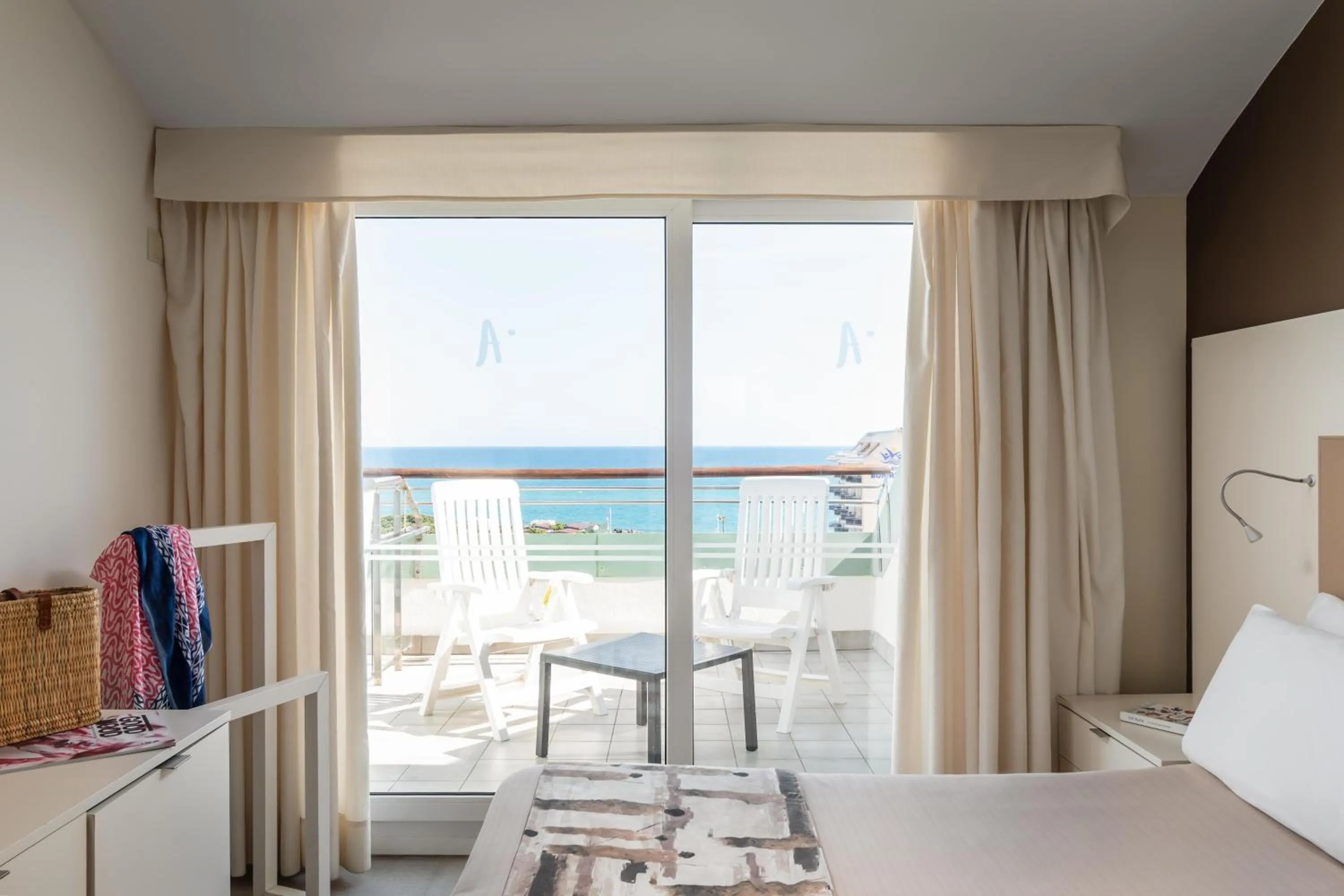 Photo of the whole room, Bed in ALEGRIA Caprici Verd 4 Sup