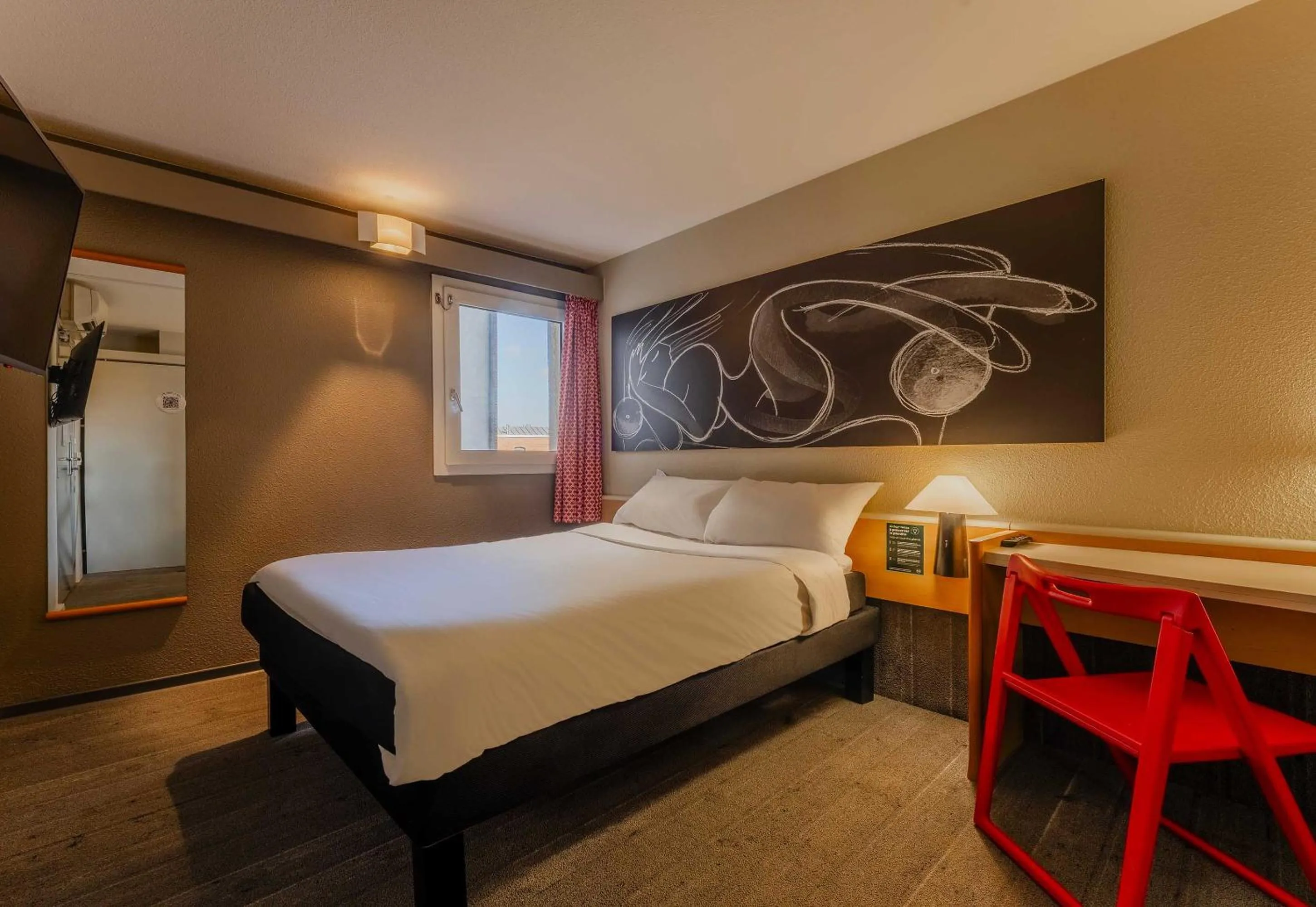 Bedroom, Bed in B&B HOTEL Lille Roubaix Centre Grand-Place