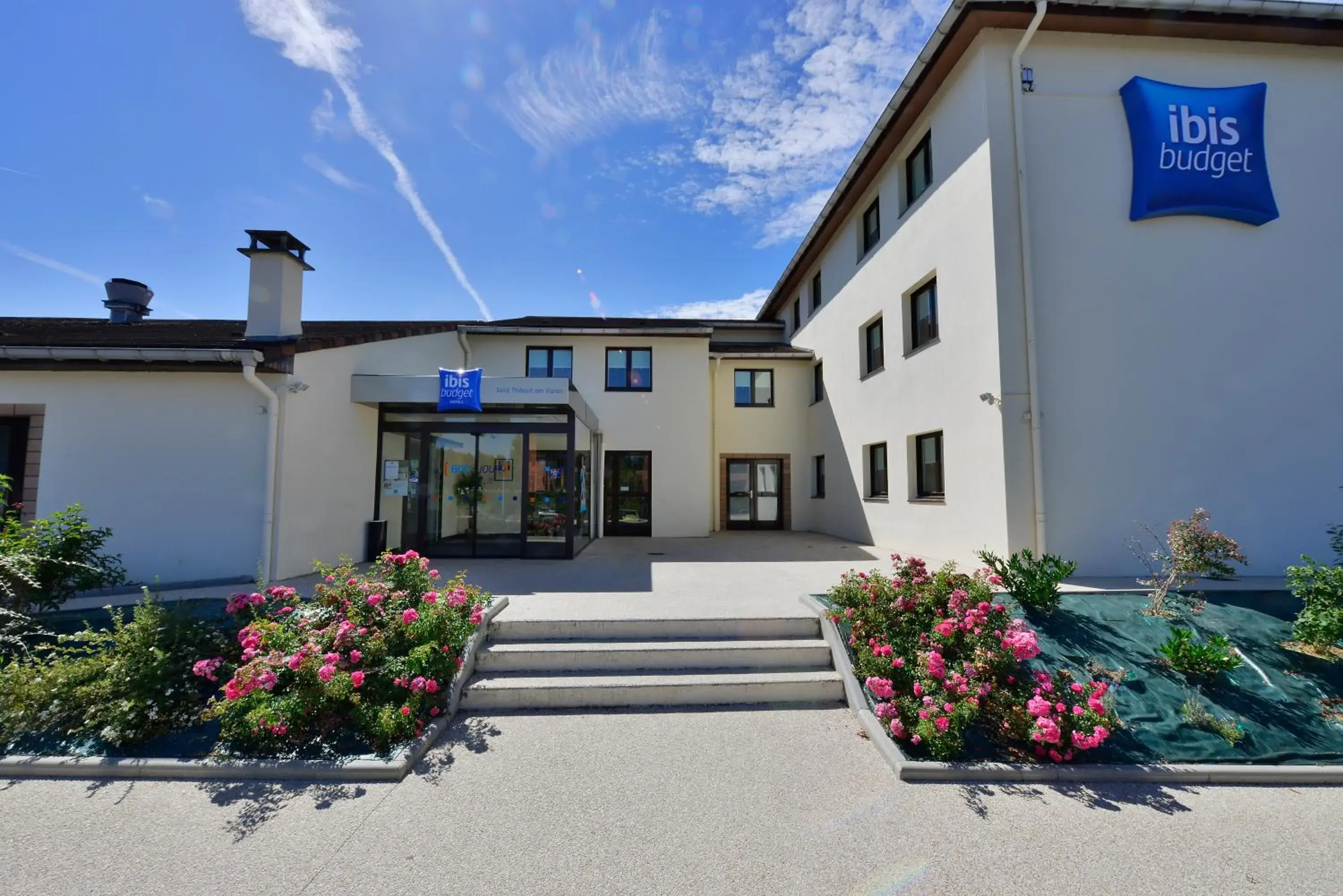 Facade/entrance in ibis budget Marne la Vallée Facade/entrance in ibis budget Marne la Vallée