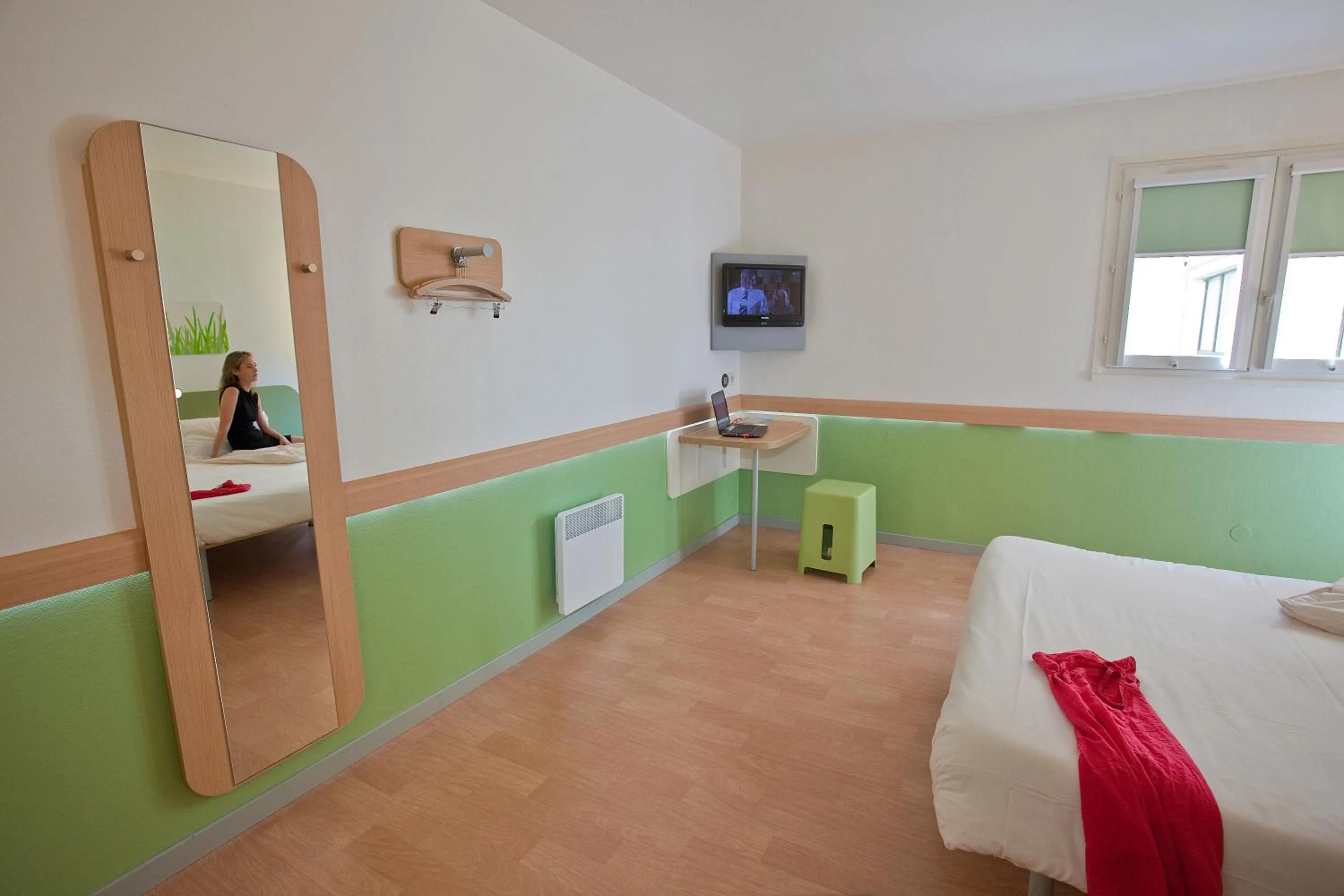 Photo of the whole room, Bed in ibis budget Marne la Vallée
