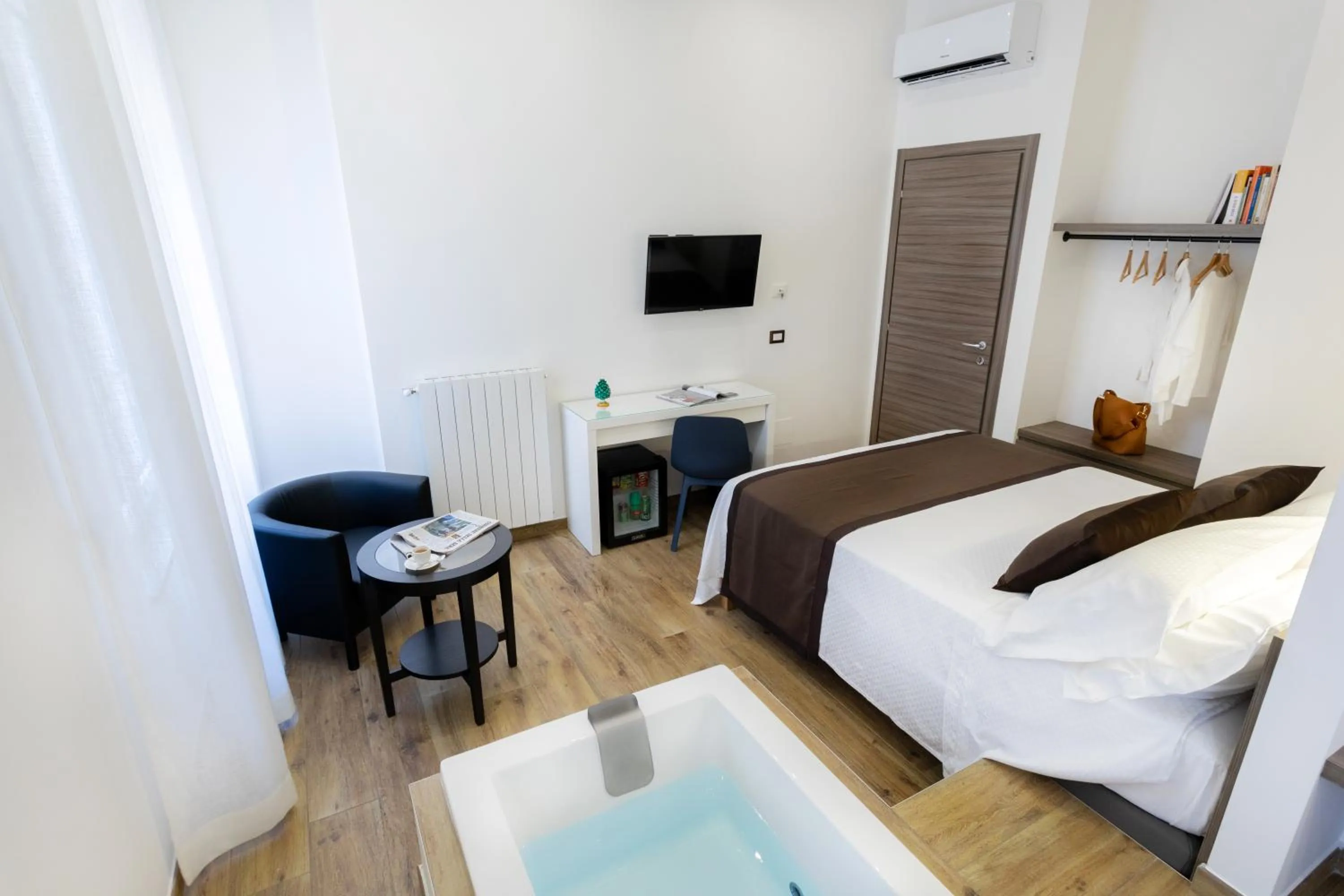 Hot Tub, Bed in Lighea aqua suites and breakfast